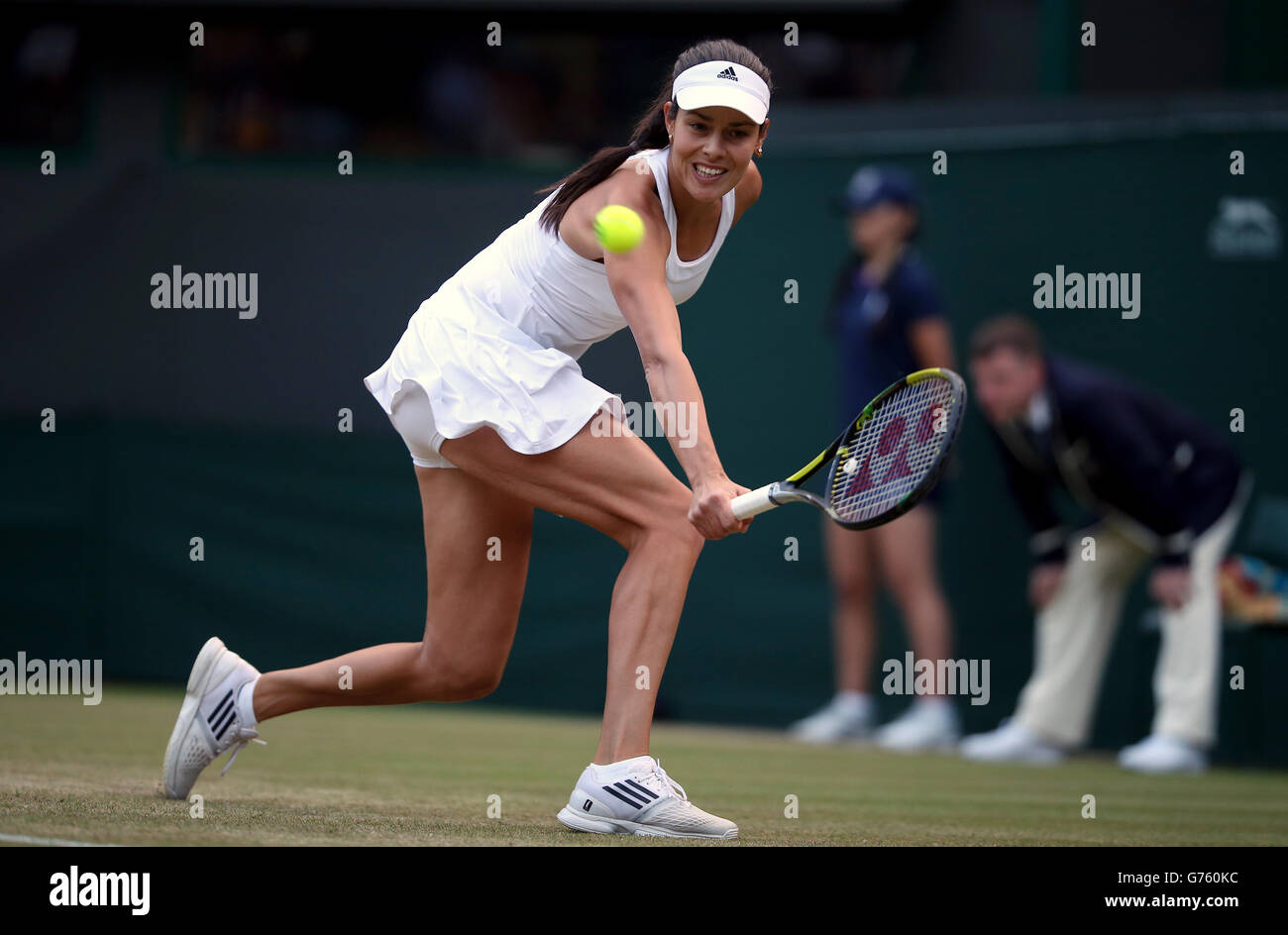 Tennis - Wimbledon Championships 2014 - Tag sechs - All England Lawn Tennis und Croquet Club. Die serbische Ana Ivanovic im Kampf gegen die deutsche Sabine Lisicki Stockfoto