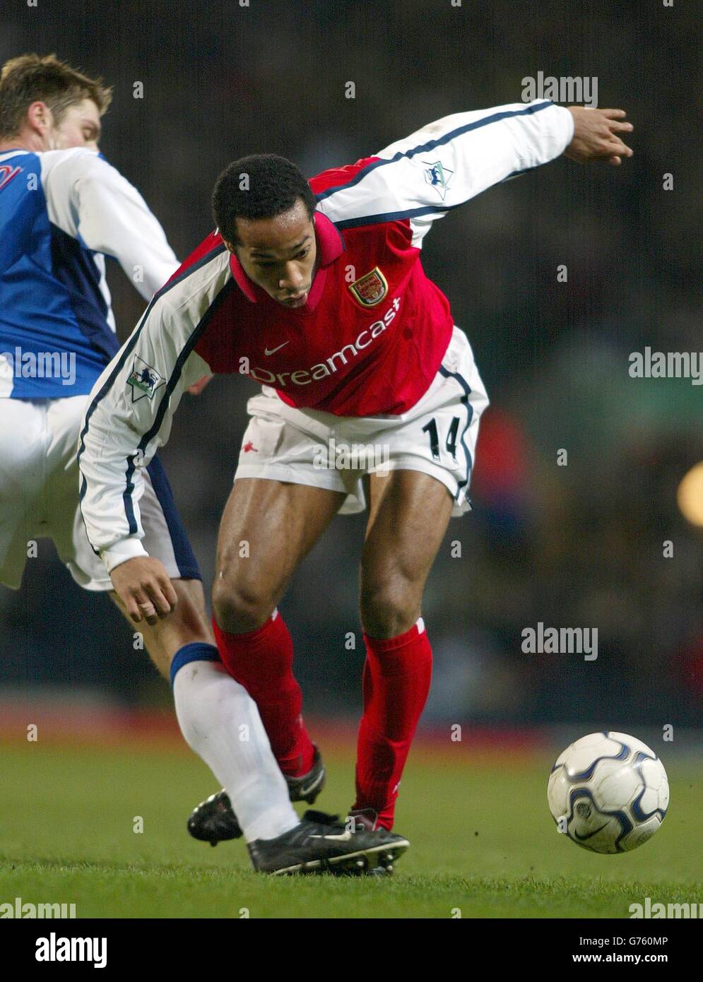 Die Arsenale Thierry Henry kämpft während ihres FA Barclaycard Premiership-Spiels im Ewood Park gegen Blackburns Garry Flitcroft. Stockfoto