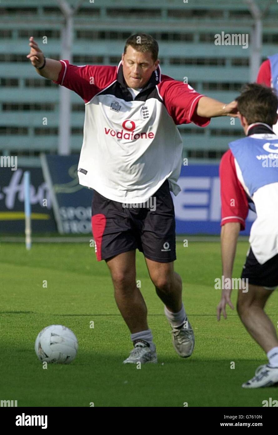 England Bowler Darren Gough spielt Fußball, während des Trainings im Wankhede Stadium, Bombay, Indien. Stockfoto