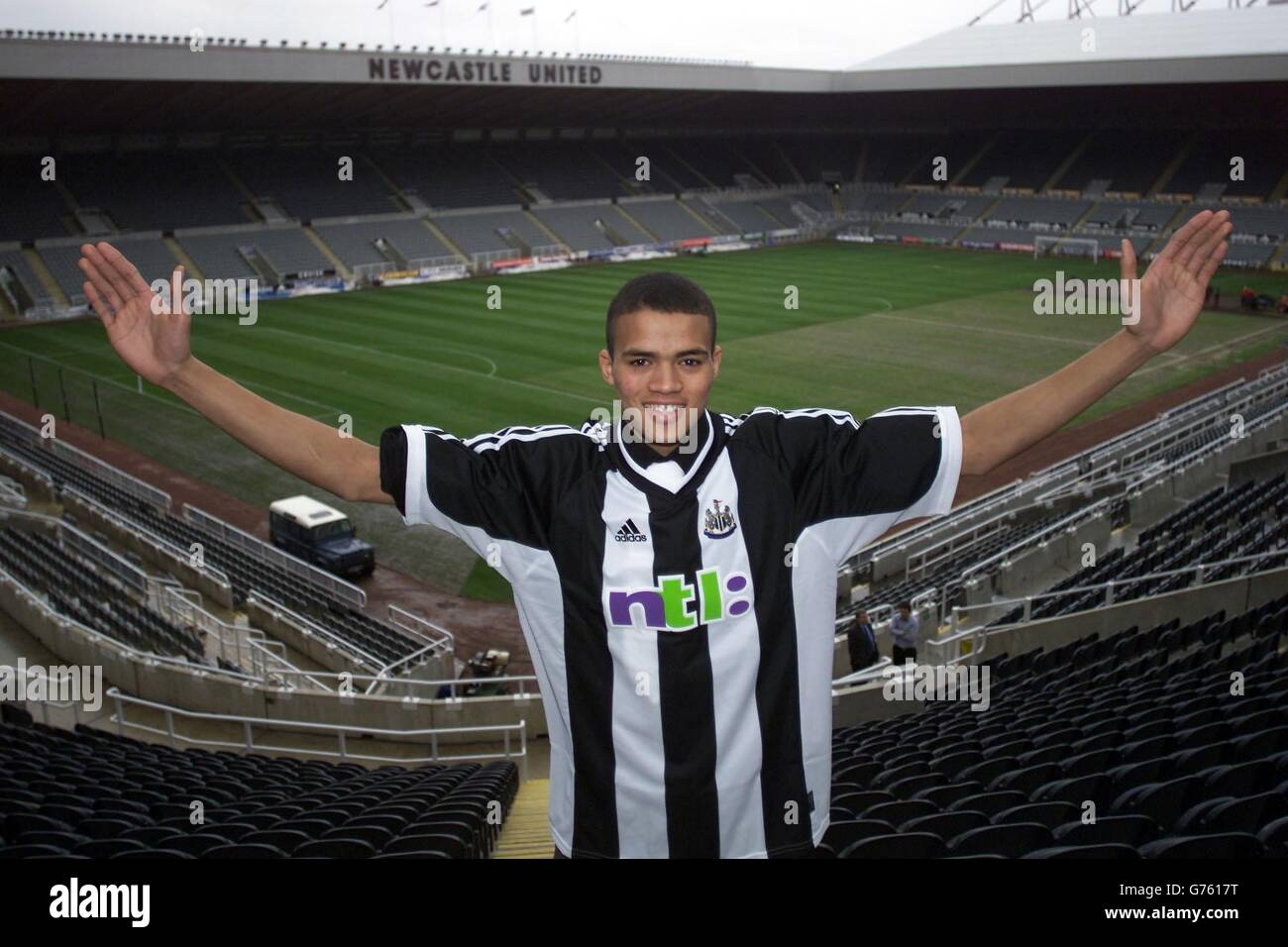 England unter-19 Skipper Jermaine Jenas vollzieht seinen 5 Millionen Umzug nach Newcastle United. Der 18-Jährige kam nach Tyneside, um persönliche Bedingungen zu besprechen, nachdem der ehemalige Club Nottingham Forest das Angebot der Magpies angenommen hatte und eine Einigung erzielt wurde. Die Übertragung war abhängig von den Ergebnissen eines Arztes, die heute Morgen erhalten wurden, um den Deal durchgehen zu lassen. KEINE WEBSITE/INTERNET-NUTZUNG, ES SEI DENN, DIE WEBSITE IST BEI FUSSBALL ASSOCIATIONPREMIER LEAGUE REGISTRIERT. Stockfoto
