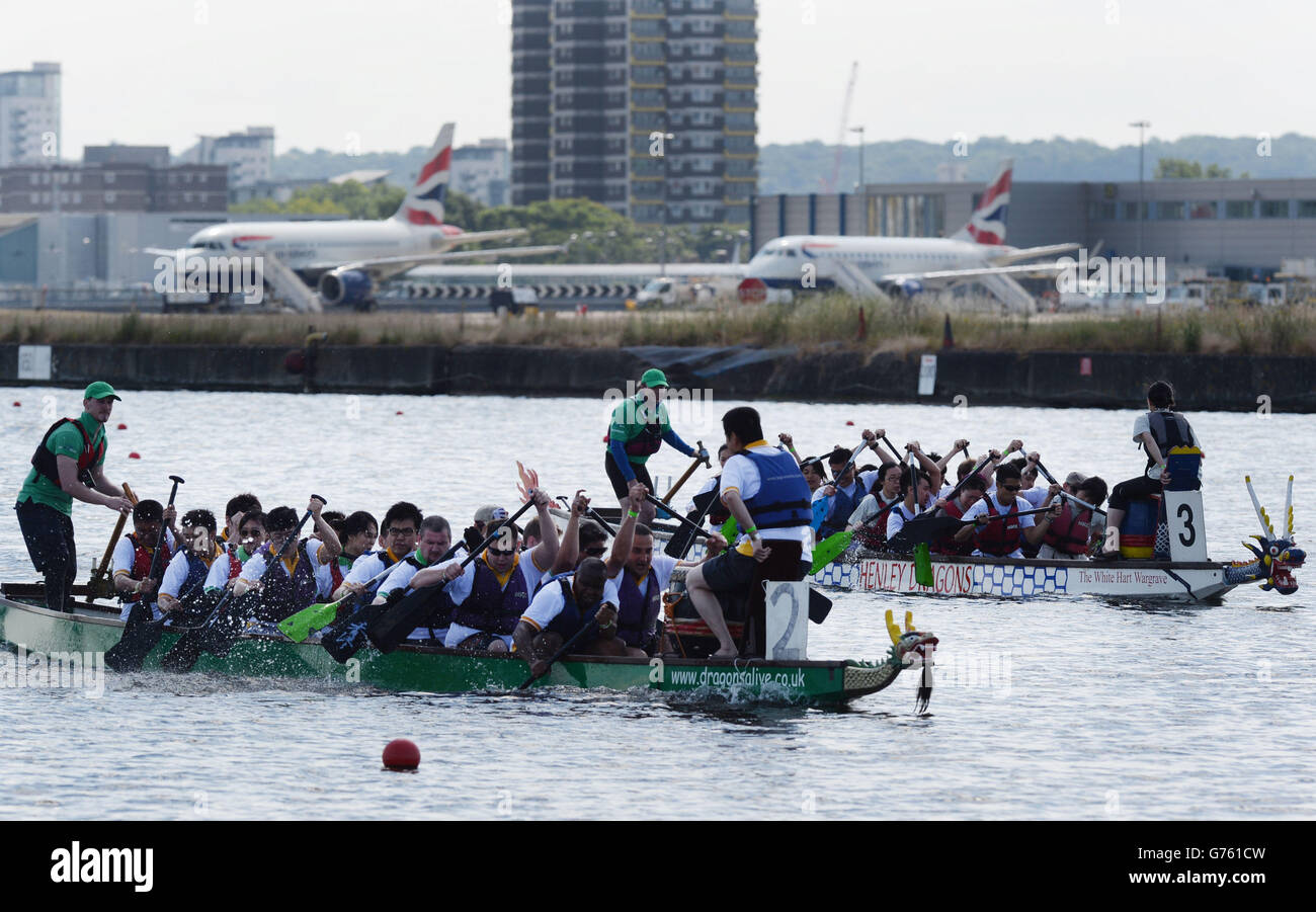 Die Teilnehmer nehmen dieses Jahr am London Hong Kong Boat Festival Teil, bei dem Drachenboote auf dem Royal Albert Dock im Osten Londons um vier Trophäen konkurrieren. Stockfoto