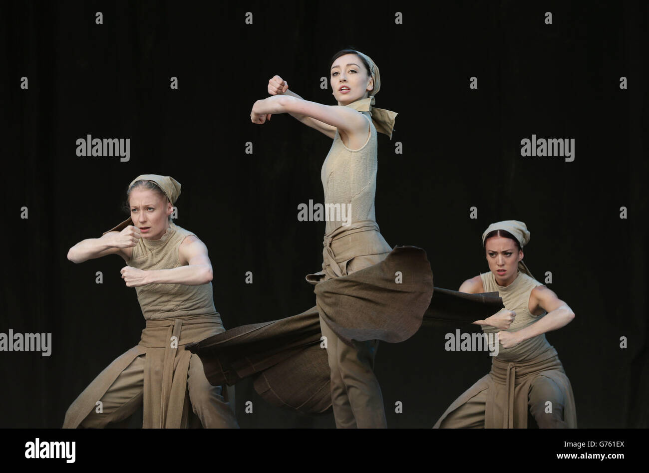 Eine Aufführung des English National Ballet of 'Lest We Forget' - über den Ersten Weltkrieg - auf der Pyramid Stage beim Glastonbury Festival, auf der Worthy Farm in Somerset. Stockfoto