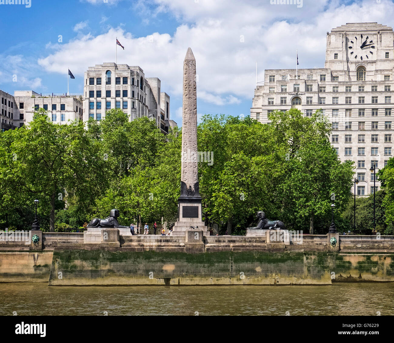 London, UK. Kleopatras Nadel neben dem Fluss Themse Stockfoto