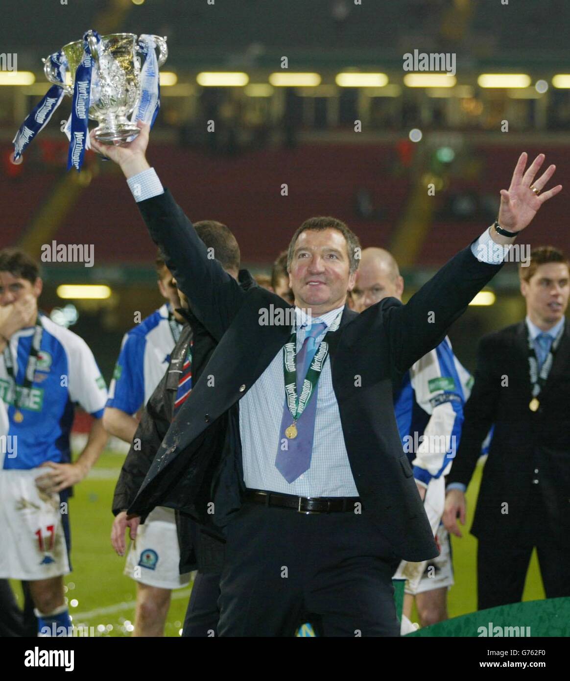 Der Manager von Blackburn Rovers, Graeme Souness, feiert den Sieg seines Teams im Jahr 2-1 über Tottenham Hotspur im Worthington Cup-Finale im Millennium Stadium in Cardiff. Endergebnis: Blackburn 2 Tottenham 1. Stockfoto