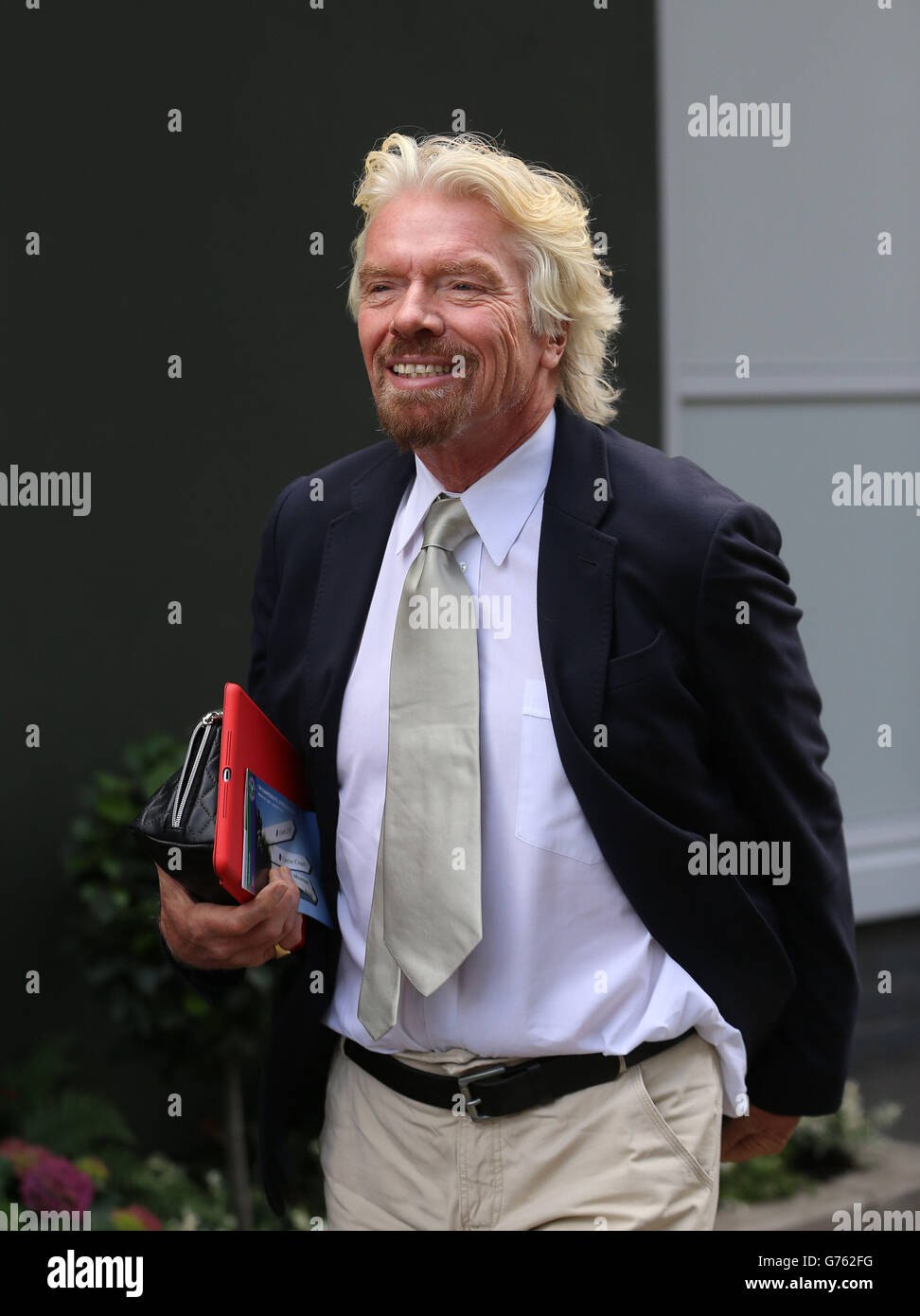 Sir Richard Branson kommt am achten Tag der Wimbledon Championships im All England Lawn Tennis and Croquet Club in Wimbledon an. Stockfoto