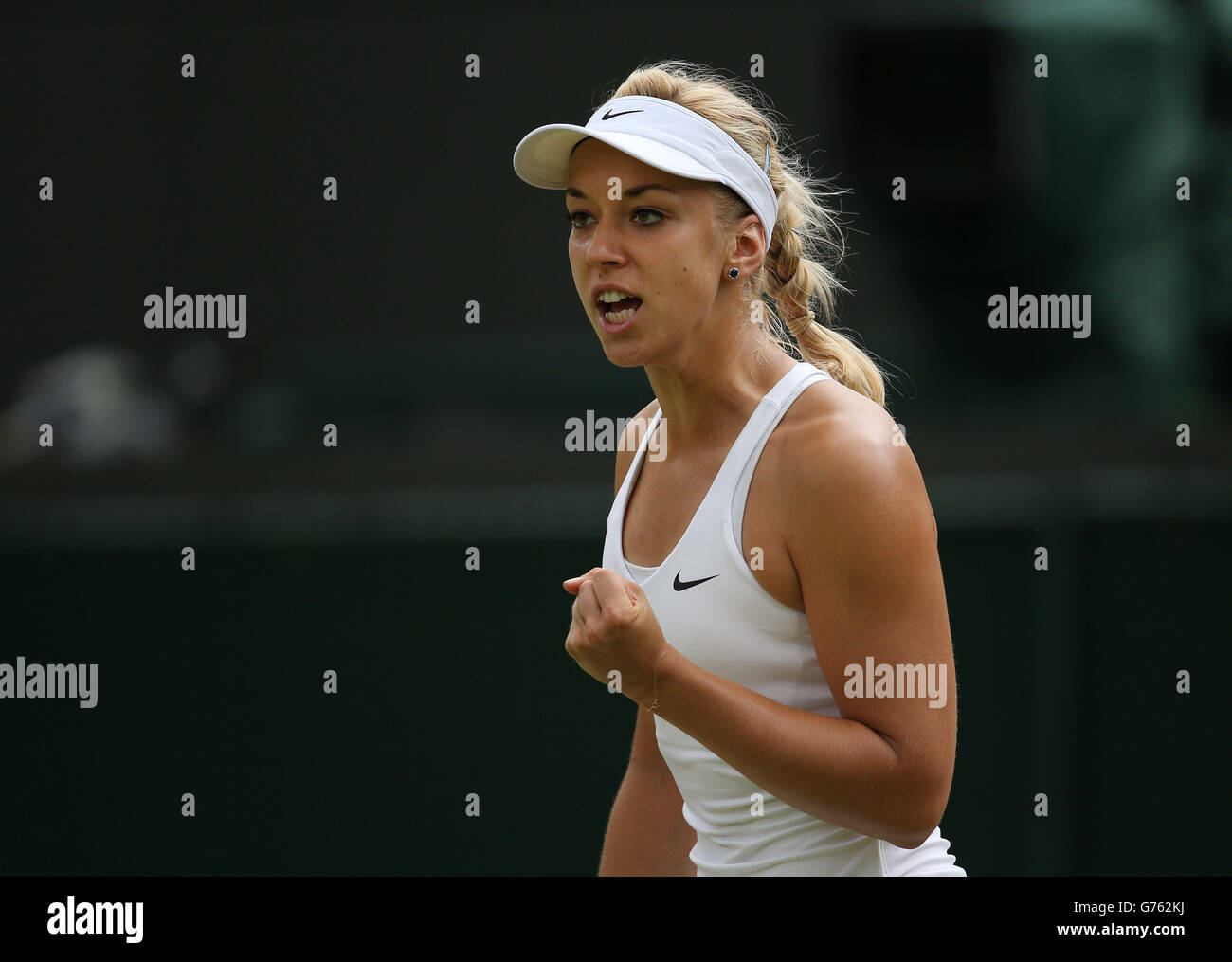Die deutsche Sabine Lisicki feiert am achten Tag der Wimbledon-Meisterschaften im All England Lawn Tennis und Croquet Club in Wimbledon gegen die serbische Ana Ivanovic. Stockfoto