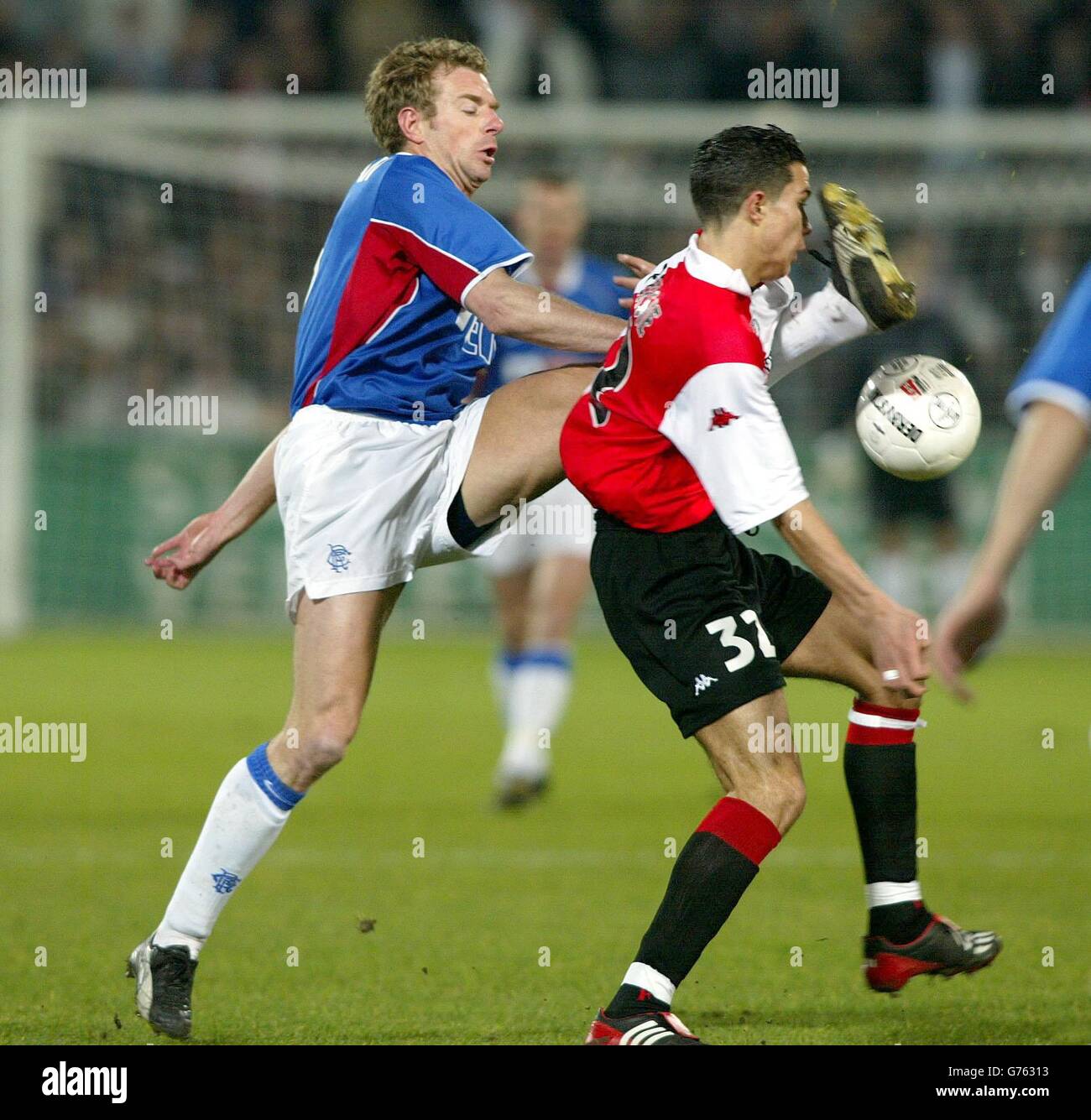 Die Rangers Bert Konterman (links) kämpft mit Robin Van Persie von Feyenoord während ihres vierten UEFA Cup-Spiels, dem zweiten Beinspiel im Kuip Satdium von Feyenoord in Rotterdam, Holland. Stockfoto