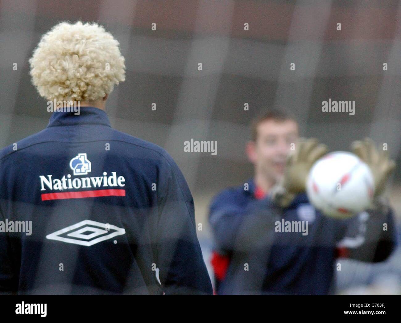 England Football Trupp Torhüter David James (links) mit Nigel Martyn während eines England Football Trupp Training Session in Woodlesford bei Leeds, vor dem International Friendly gegen Italien am Mittwoch in Elland Road. Stockfoto