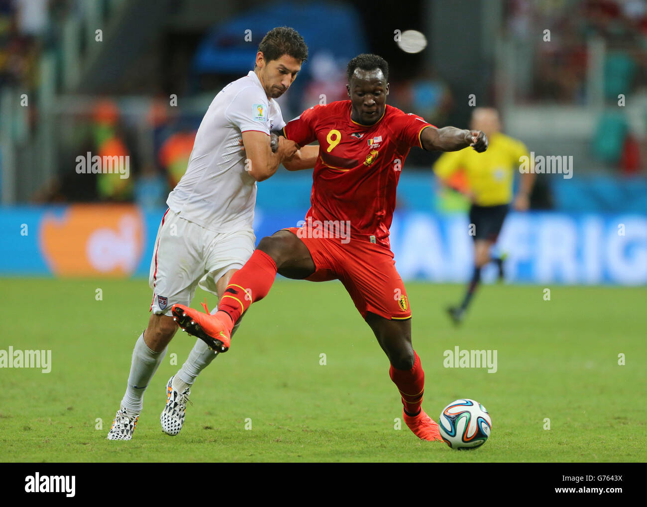 Fußball - FIFA Fußball-Weltmeisterschaft 2014 - 16. Runde - Belgien gegen USA - Arena Fonte Nova. Der US-Amerikaner Omar Gonzalez (links) und der Belgier Romelu Lukaku kämpfen um den Ball Stockfoto