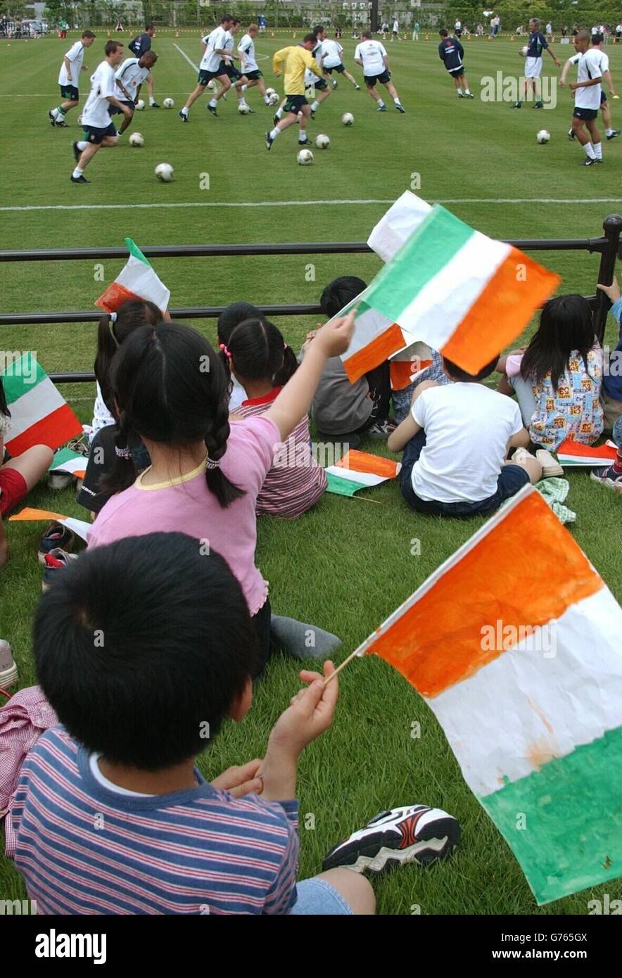 Einheimische Kinder unterstützen die irische Mannschaft beim Training im Izumo Sports Park, Izumo, Japan. Die erste WM-Einspielung des Teams findet am 1. Juni in Niigata gegen Kamerun statt. Stockfoto