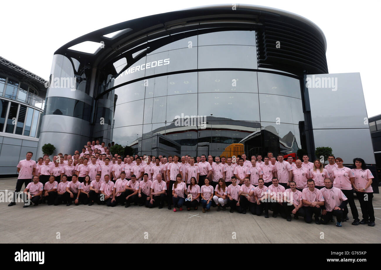 Alle Mitglieder des McLaren Teams tragen Pick-Shirts in Erinnerung an Jenson Buttons Vater John während einer Fotoaufnahme vor dem Grand Prix von Großbritannien 2014 auf dem Silverstone Circuit in Towcester. DRÜCKEN SIE ASSOCIASTION Photo. Bilddatum: Sonntag, 6. Juli 2014. Siehe PA Story AUTO British. Bildnachweis sollte lauten: David Davies/PA Wire. Stockfoto