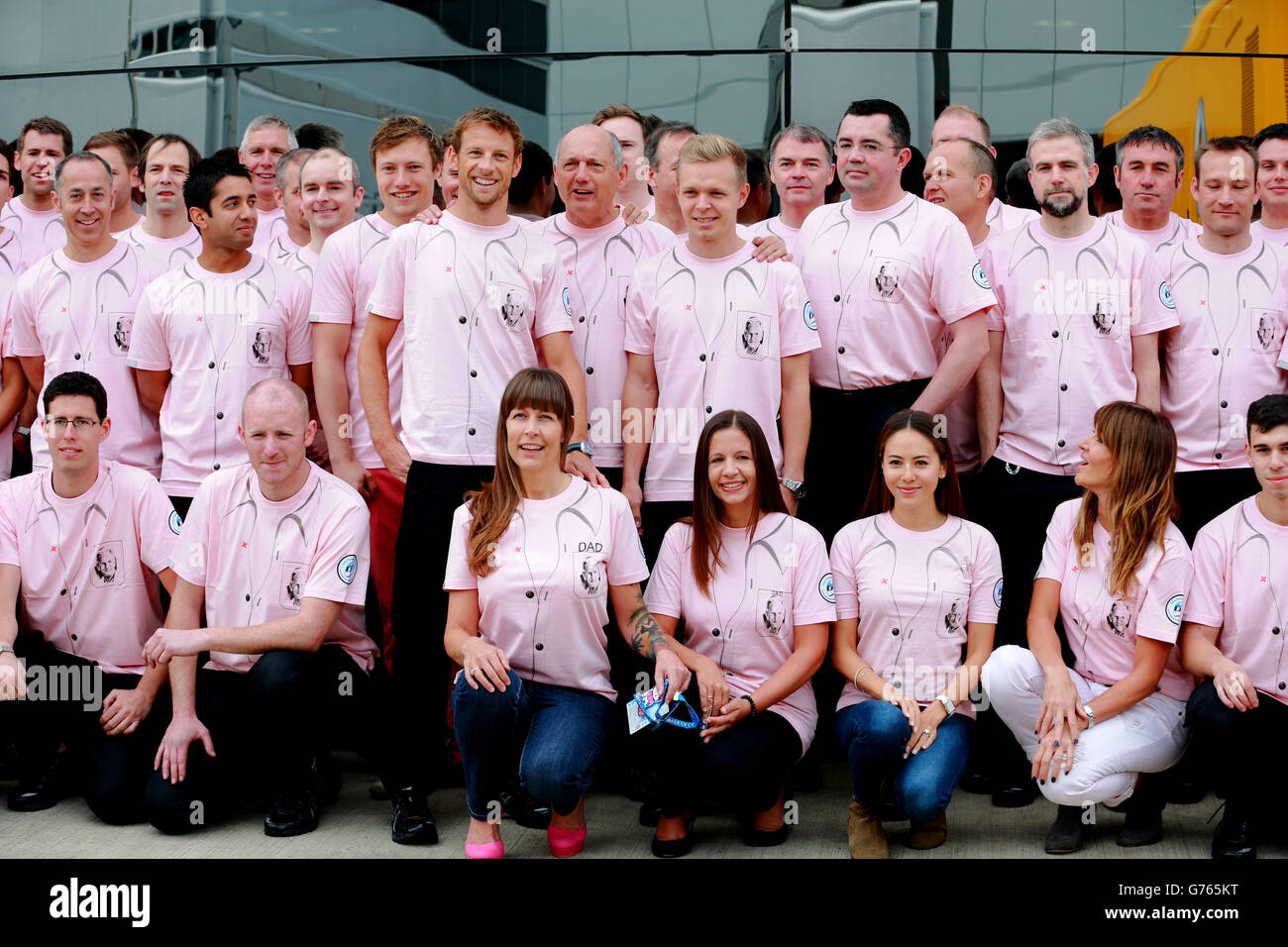 Mitglieder des McLaren Teams, darunter Ron Dennis und die Fahrer Jenson Button und Kevin Magnussen, tragen alle Pick-Shirts in Erinnerung an Jenson Buttons Vater John während einer Fotoaufnahme vor dem Grand Prix von Großbritannien 2014 auf dem Silverstone Circuit in Towcester. DRÜCKEN SIE ASSOCIASTION Photo. Bilddatum: Sonntag, 6. Juli 2014. Siehe PA Story AUTO British. Bildnachweis sollte lauten: David Davies/PA Wire. Stockfoto