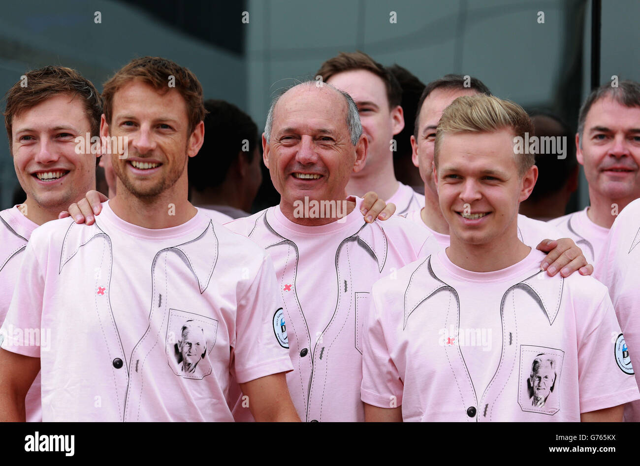 Mitglieder des McLaren Teams, darunter Ron Dennis und die Fahrer Jenson Button und Kevin Magnussen, tragen alle Pick-Shirts in Erinnerung an Jenson Buttons Vater John während einer Fotoaufnahme vor dem Grand Prix von Großbritannien 2014 auf dem Silverstone Circuit in Towcester. DRÜCKEN SIE ASSOCIASTION Photo. Bilddatum: Sonntag, 6. Juli 2014. Siehe PA Story AUTO British. Bildnachweis sollte lauten: David Davies/PA Wire. Stockfoto