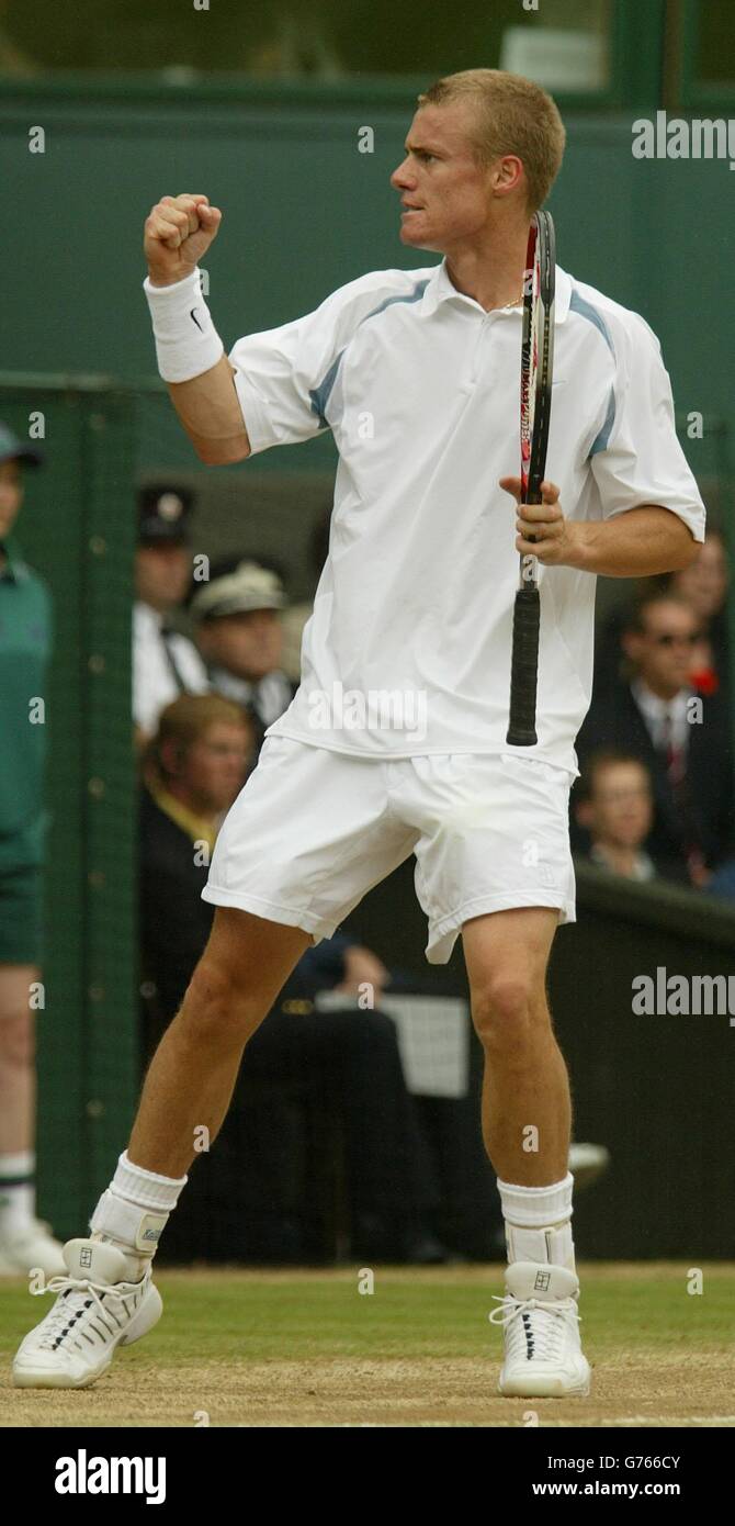 NUR FÜR REDAKTIONELLE ZWECKE, KEINE KOMMERZIELLE VERWENDUNG. Der Australier Lleyton Hewitt aus der Welt schlägt in die Luft, nachdem er beim Herreneinzel-Finale in Wimbledon einen Breakpoint gegen den Argentinier David Nalbandian gewonnen hat. * die Tennismeisterschaften im All England Lawn Tennis Club sind das erste Mal, dass Nalbandian auf dem Rasen Tennis gespielt hat. Stockfoto NUR FÜR REDAKTIONELLE ZWECKE, KEINE KOMMERZIELLE VERWENDUNG. Der Australier Lleyton Hewitt aus der Welt schlägt in die Luft, nachdem er beim Herreneinzel-Finale in Wimbledon einen Breakpoint gegen den Argentinier David Nalbandian gewonnen hat. * die Tennismeisterschaften im All England Lawn Tennis Club sind das erste Mal, dass Nalbandian auf dem Rasen Tennis gespielt hat. Stockfoto