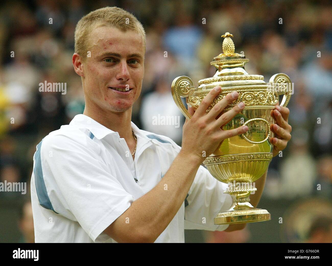 Der weltbeste Aussaat Lleyton Hewitt aus Australien hält die Trophäe, nachdem er den Argentinier David Nalbandian beim Finale der Herren-Singles in Wimbledon besiegt hat. Die Tennismeisterschaften im All England Lawn Tennis Club sind das erste Mal, dass Nalbandian auf dem Rasen Tennis gespielt hat. Hewitt gewann in geraden Sätzen 6:1/6:3/6:2. Stockfoto