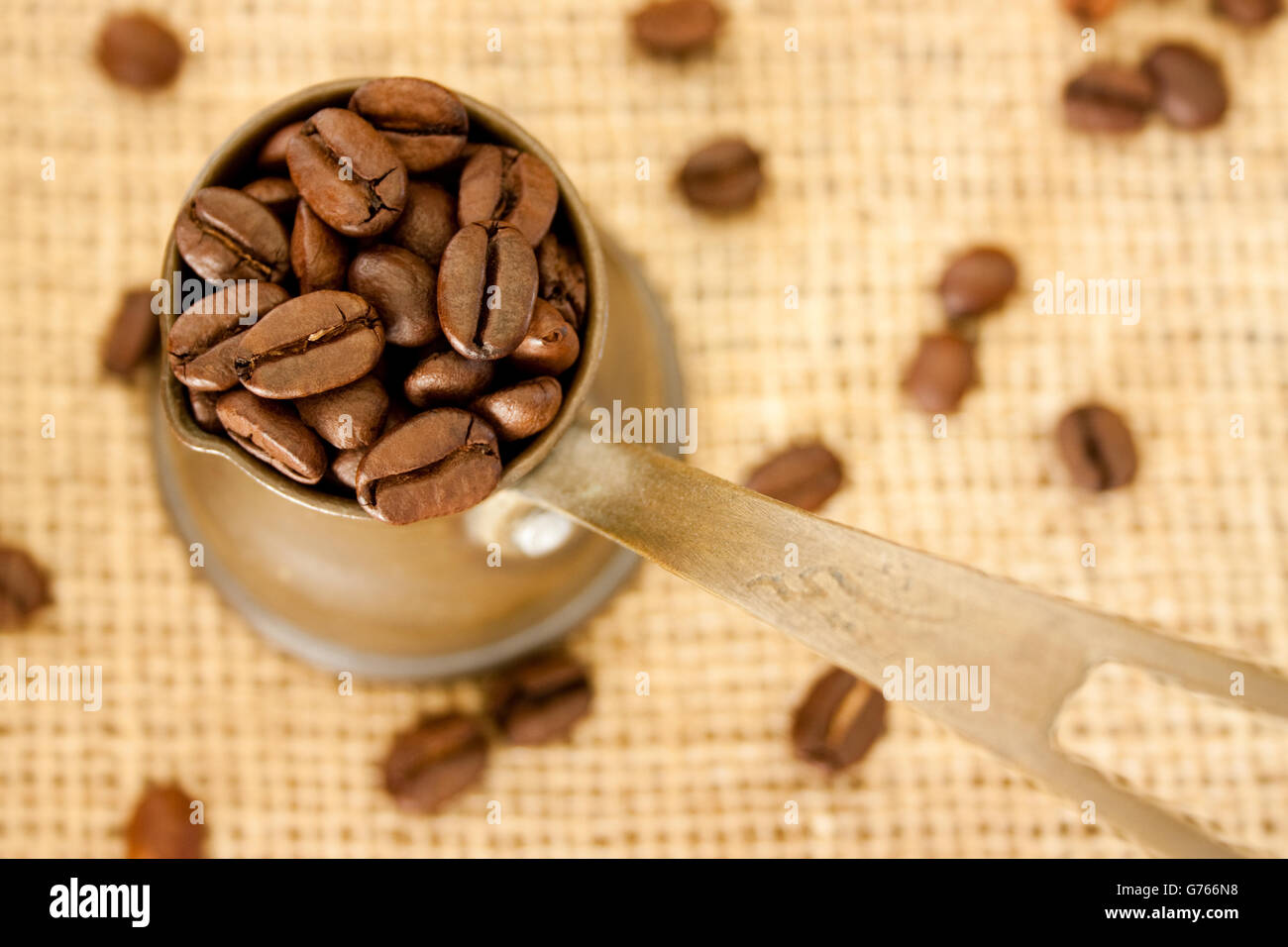 Kaffeekanne und Kaffeebohnen Stockfoto