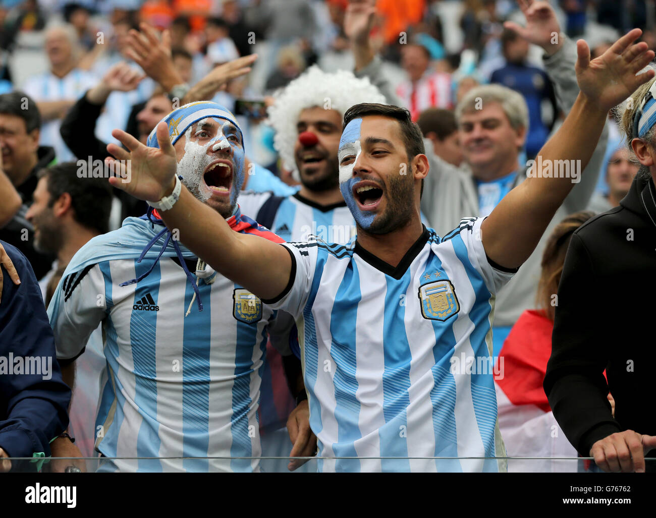 Die argentinischen Fans jubeln auf ihrer Seite in den Tribünen davor Das Spiel Stockfoto