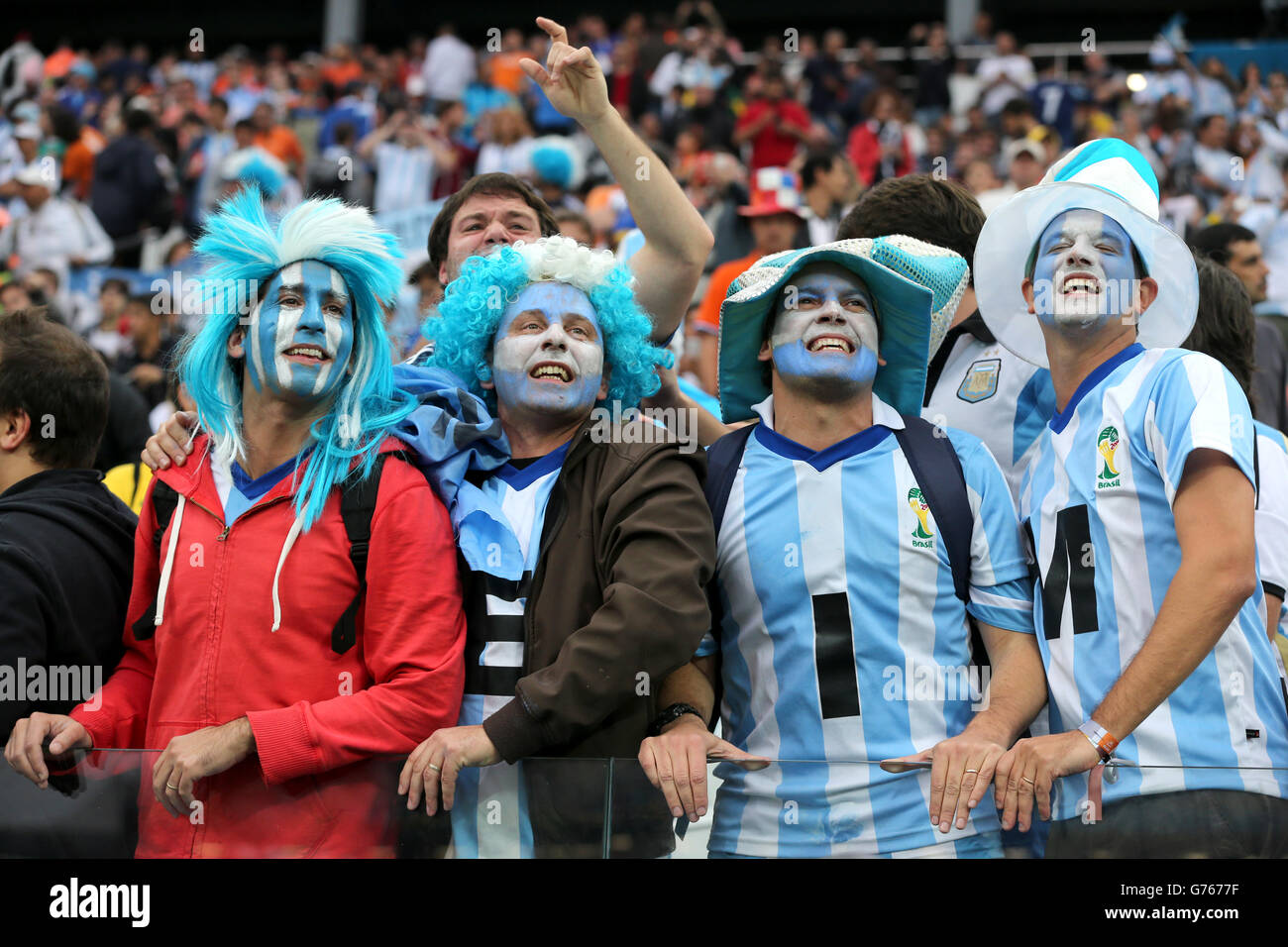 Die argentinischen Fans jubeln auf ihrer Seite in den Tribünen davor Das Spiel Stockfoto