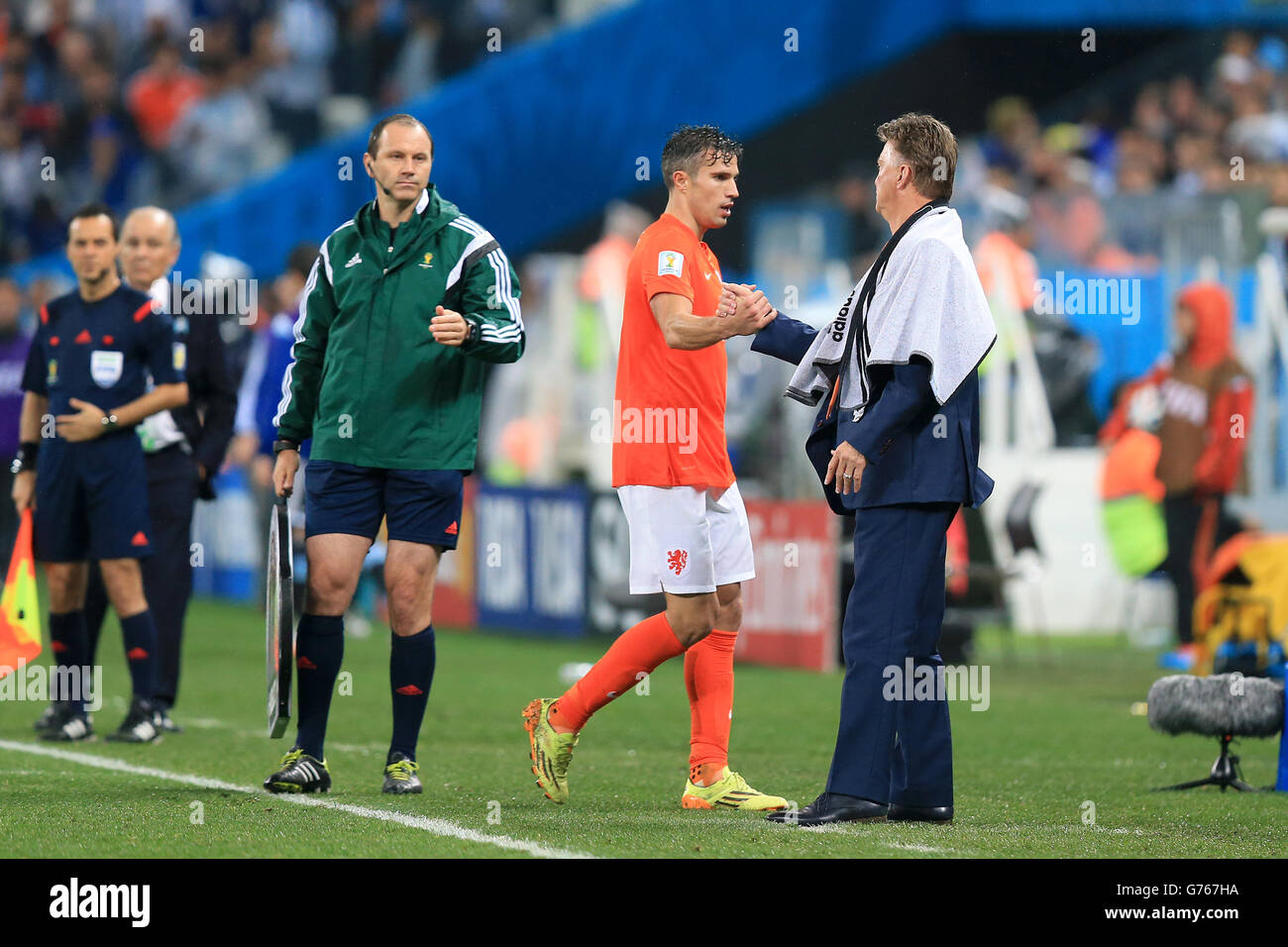 Der niederländische Manager Louis van Gaal (rechts) schüttelt Robin van Persie die Hände, als er während des Halbfinales der FIFA-Weltmeisterschaft in der Arena de Sao Paulo, Sao Paulo, Brasilien, ersetzt wird. DRÜCKEN SIE VERBANDSFOTO. Bilddatum: Mittwoch, 9. Juli 2014. Siehe PA Geschichte FUSSBALL Holland. Bildnachweis sollte lauten: Mike Egerton/PA Wire. EINSCHRÄNKUNGEN: Nur für redaktionelle Zwecke. Keine kommerzielle Nutzung. Keine Verwendung mit inoffiziellen Logos von Drittanbietern. Keine Bildbearbeitung. Keine Videoemulation Stockfoto