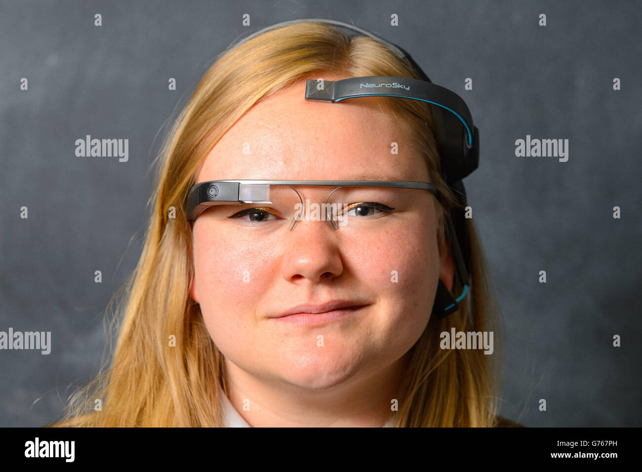 Chloe Kirton trägt Google Glass und einen NeuroSky EEG Biosensor, als neue MindRDR App ermöglicht es Menschen, das tragbare Gerät mit ihrem Verstand zu steuern. Stockfoto