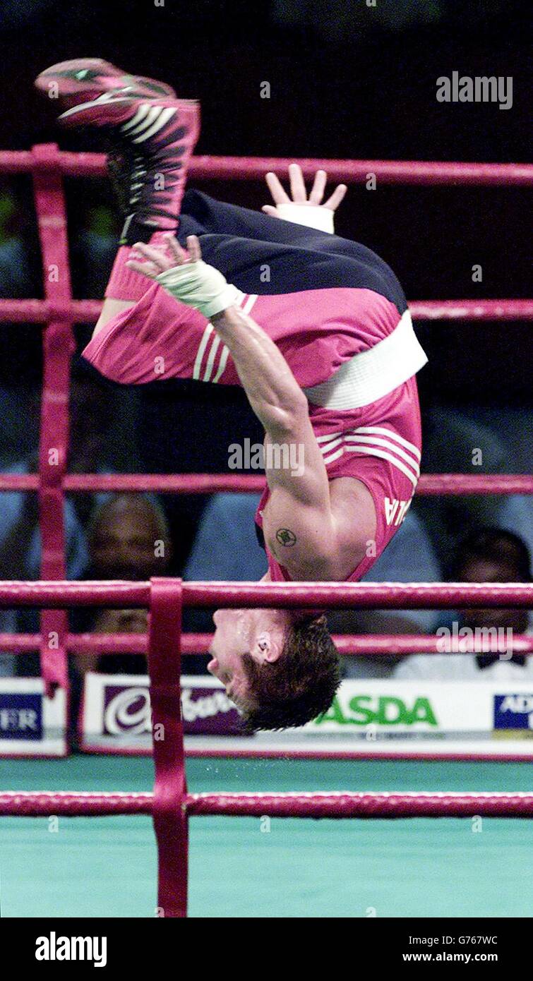 Der Australier Justin Kane feiert mit einem Salto, nachdem er die Goldmedaille mit 54 kg Bantamweight gewonnen hatte, nachdem er den Kanadier Andrew Singh Kooner bei den Manchester Commonwealth Games in der Manchester Evening News Arena besiegt hatte. Stockfoto