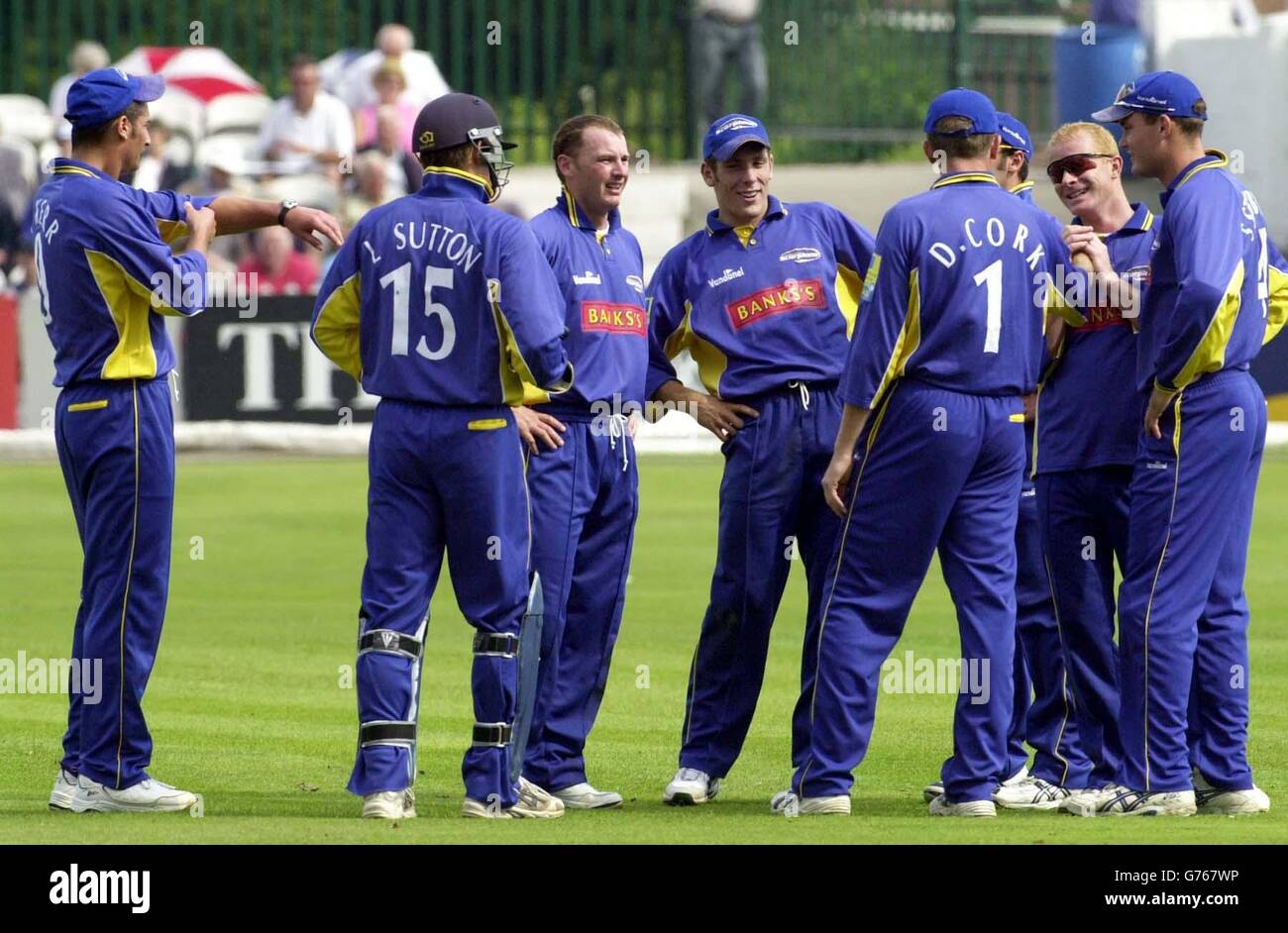 Derbyshire Scorpions Matt Dowman (Mitte) feiert mit Teamkollegen nach Udal gefangen von Cork für 12 während der Norwich Union League Division zwei Spiel zwischen Derbyshire Scorpions und Hampshire Hawks am County Ground, Derby. Stockfoto