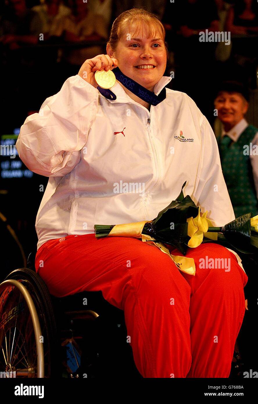 Die Engländerin Sue Gilroy zeigt ihre Commonwealth Gold Medal, nachdem sie das Women's Wheelchair Table Tennis Final gegen die Südafrikanerin Alette Moll 3.0 in SportsCity gewonnen hat. Stockfoto