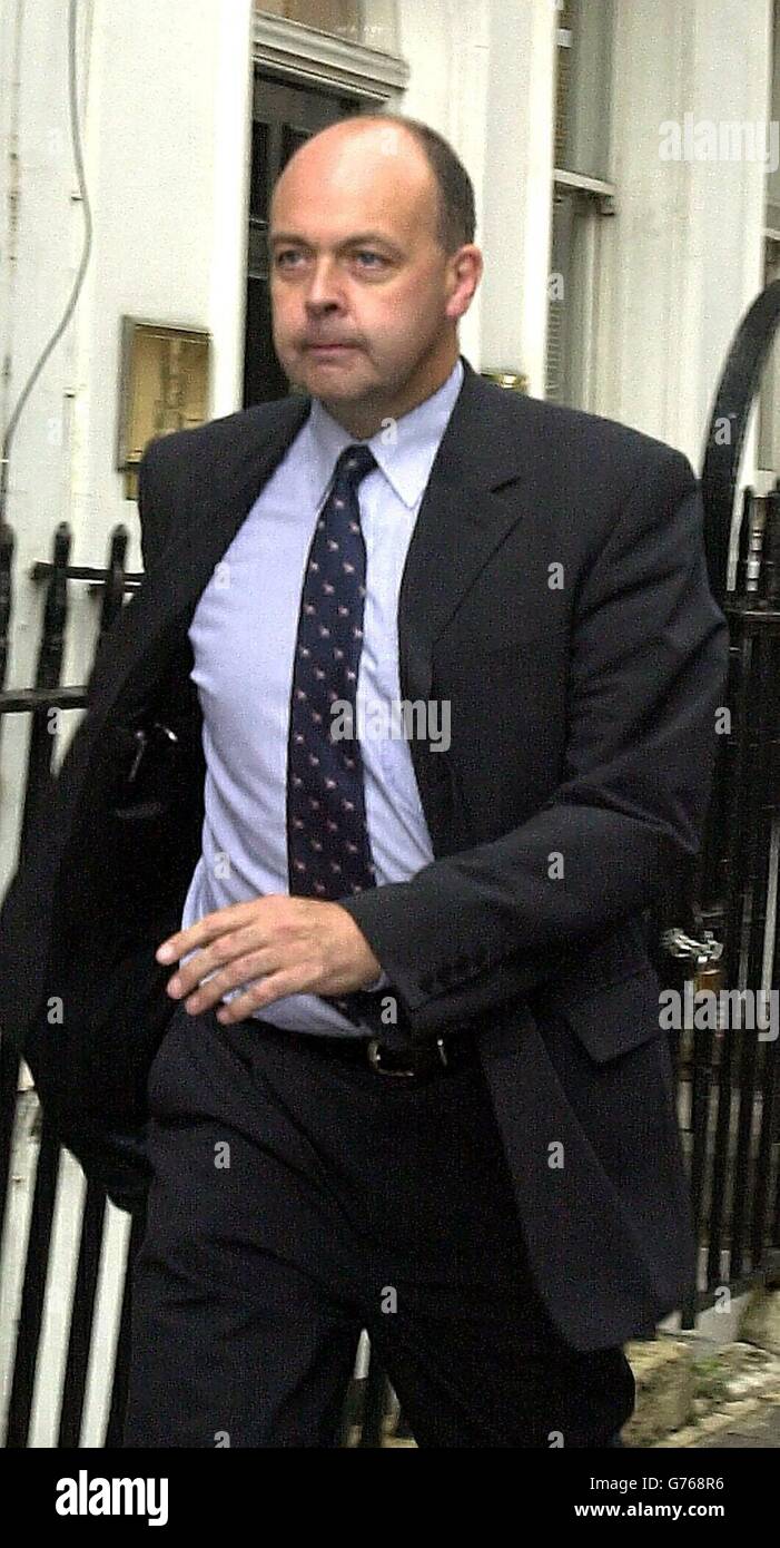 David Burns, der ehemalige Chef der Fußballliga, verlässt das Fußballligatreffen im Radisson Hotel am Portman Square, London, nachdem er und der Vorsitzende Keith Harris zurückgetreten sind. *... Peter Storrie, Chief Executive von Portsmouth, glaubt, dass die Football League rasch an die Stelle der verstorbenen Galionsfiguren Burns und Harris treten wird. Burns und Harris traten zurück, als sie den Preis für das Fiasko von ITV Digital zahlten. Beide hatten sich seit dem Urteil des Obersten Gerichtshofs unter Druck gesetzt, das die Muttergesellschaften Carlton und Granada von jeglicher Haftung für die 178,5 Millionen freisprach, die der gescheiterte Sender der Liga schuldete. Stockfoto