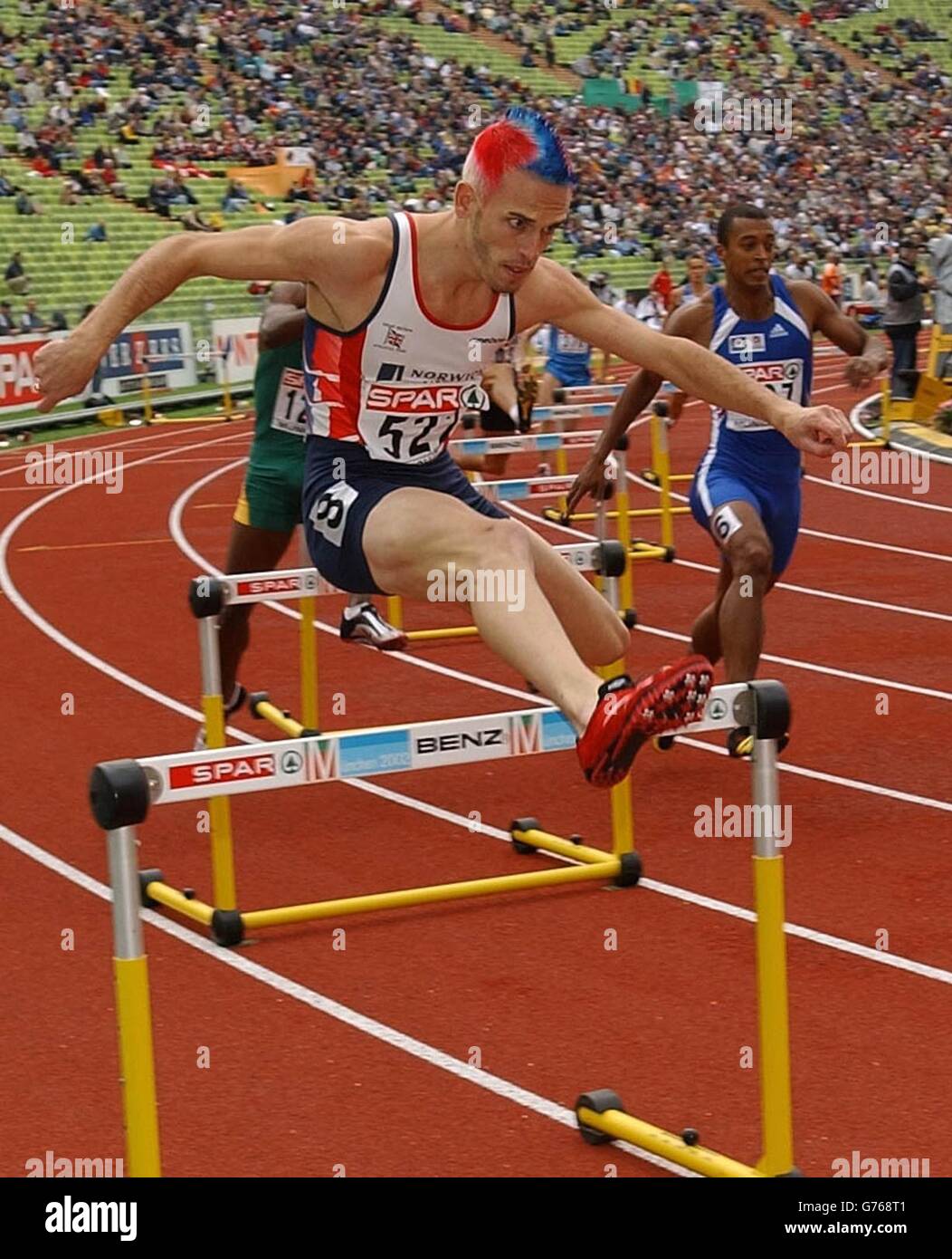 Matt Elias von Wales im Einsatz im ersten Lauf der 400-Meter-Hürden der Männer bei den Leichtathletik-Europameisterschaften in München. Stockfoto