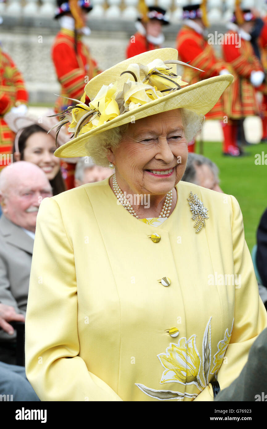 Königin Elizabeth II. Während der Gartenparty der 'Nicht vergessenen' Vereinigung (NFA) für die Wohltätigkeitsorganisation, die Ex-Servicepersonal unterstützt. Stockfoto