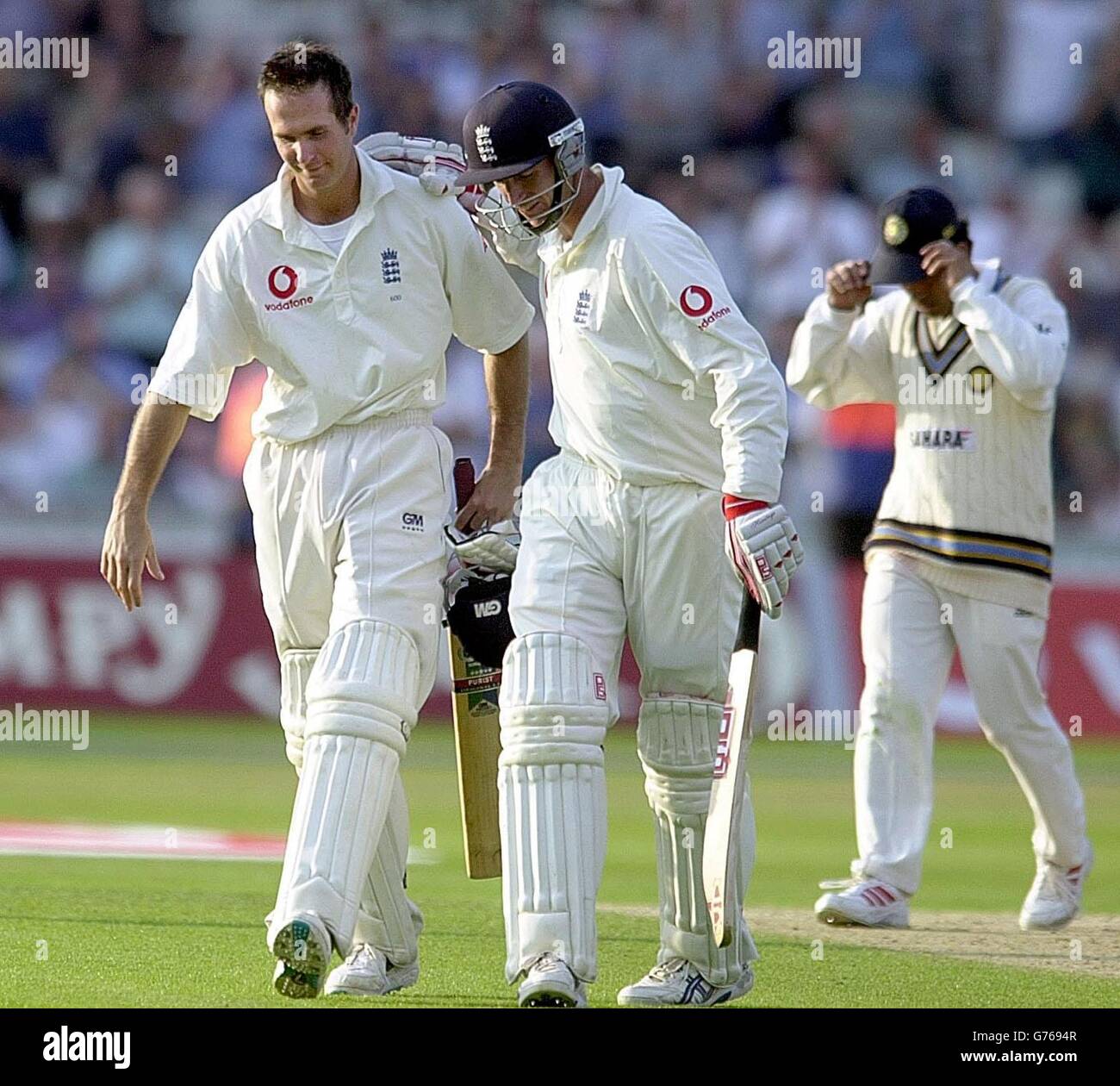 Der englische Schlagmann Michael Vaughan (links) verlässt das Feld 182 läuft nicht aus und wird von John Crawley am ersten Tag des 4. Tests im Oval, London, gratuliert. Stockfoto