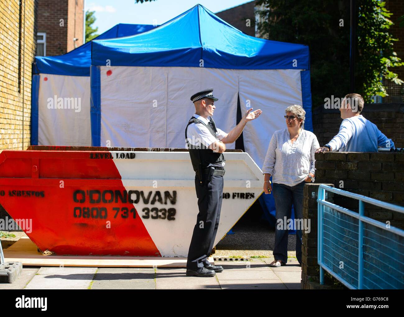 Ein Polizist vor einem Zelt am Searle Place im Norden Londons, als die Polizei begonnen hat, einen Garten auszugraben, nachdem sie über vergrabene menschliche Überreste aus 30 Jahren gekippt wurde. Stockfoto