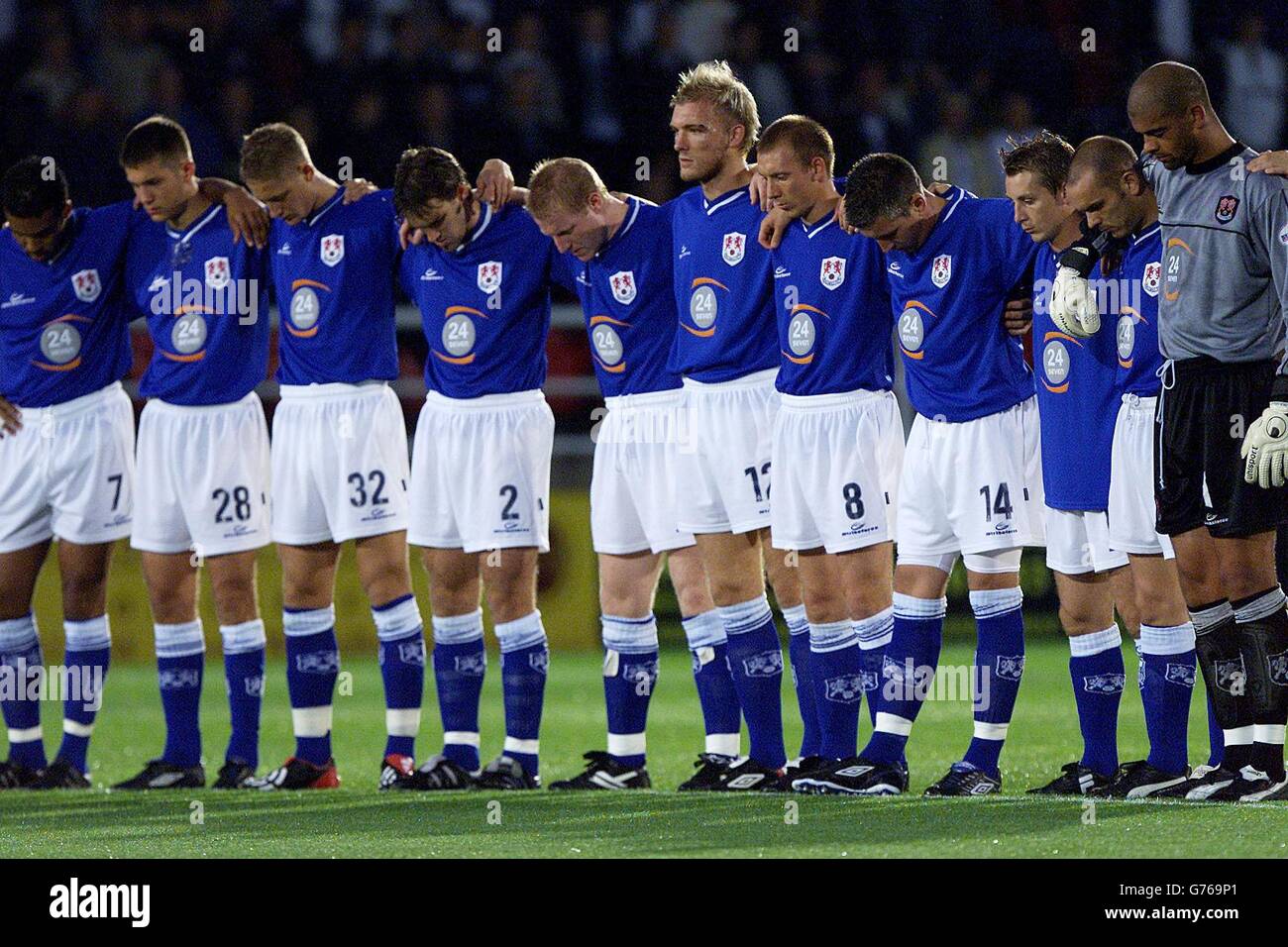 Die Spieler von Millwall nehmen an einer Schweigeminute Teil, in Erinnerung an diejenigen, die letztes Jahr in New York & Washington am 11. September vor dem Worthington Cup 1. Runde Spiel im Nene Park, Rushden, gestorben sind. KEINE INOFFIZIELLE CLUB-WEBSITE. Stockfoto Die Spieler von Millwall nehmen an einer Schweigeminute Teil, in Erinnerung an diejenigen, die letztes Jahr in New York & Washington am 11. September vor dem Worthington Cup 1. Runde Spiel im Nene Park, Rushden, gestorben sind. KEINE INOFFIZIELLE CLUB-WEBSITE. Stockfoto