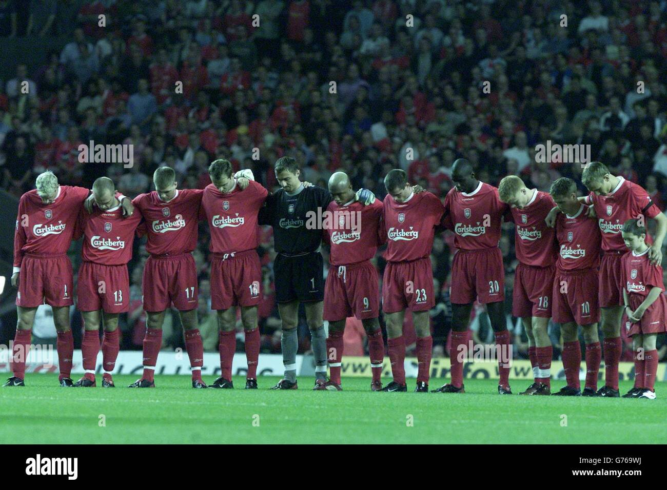 Liverpools Spieler stehen vor einer Minute Stille in Erinnerung an diejenigen, die am 11. September letzten Jahres in New York & Washinghton starben, vor ihrem FA Barclaycard Premiership-Spiel in Anfield. Stockfoto