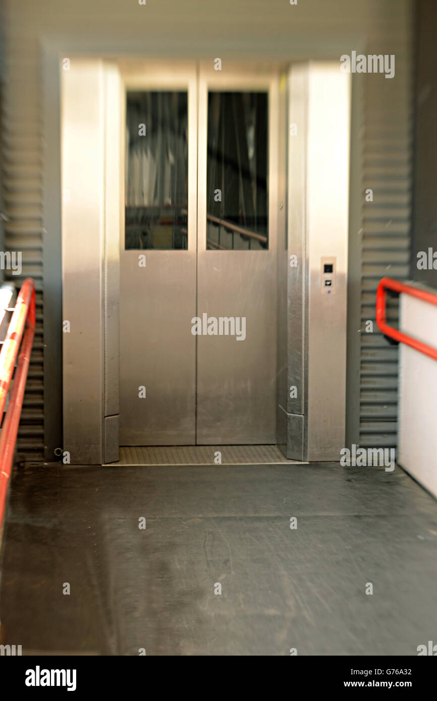 Tür des Aufzugs am Bahnhof in Heerlen, Limburg, Niederlande. Schuss mit LensBaby für Tiefenschärfe. Stockfoto