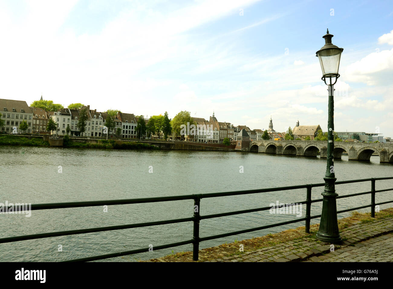 Foto von der Ostseite des Flusses Maas in Maastricht, Blick nach Norden auf die St.-Servatius-Brücke. Stockfoto