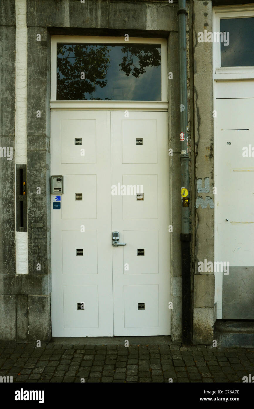 Weiße Tür auf Seitenstraße in Maastricht. Stockfoto