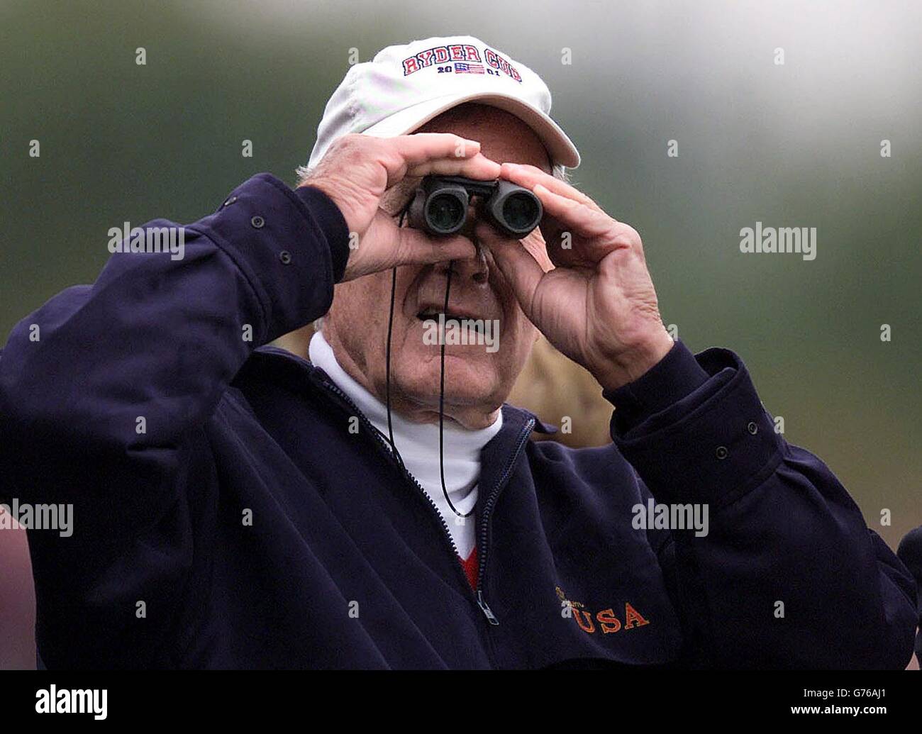 Der ehemalige US-Präsident George Bush sieht das Spiel am zweiten Tag des Wettbewerbs im Ryder Cup am Belfry, nahe Sutton Coldfield. Stockfoto