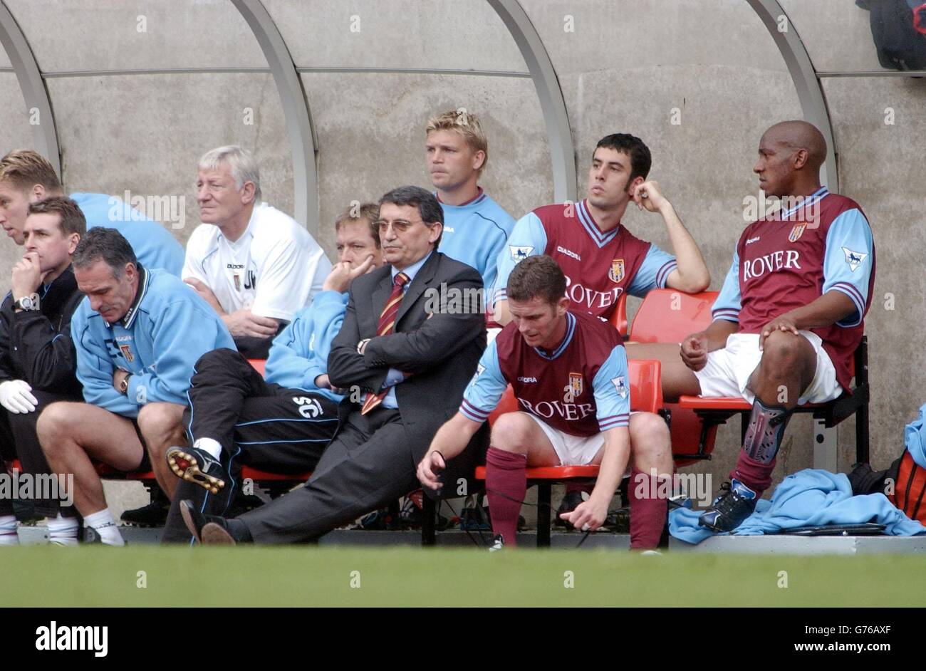 Deject Aston Villa Manager Graham Taylor sitzt während ihres FA Barclaycard Premiership Matches im Sunderland Stadium of Light Final Socre: Sunderland 1, Aston Villa Nil. Stockfoto