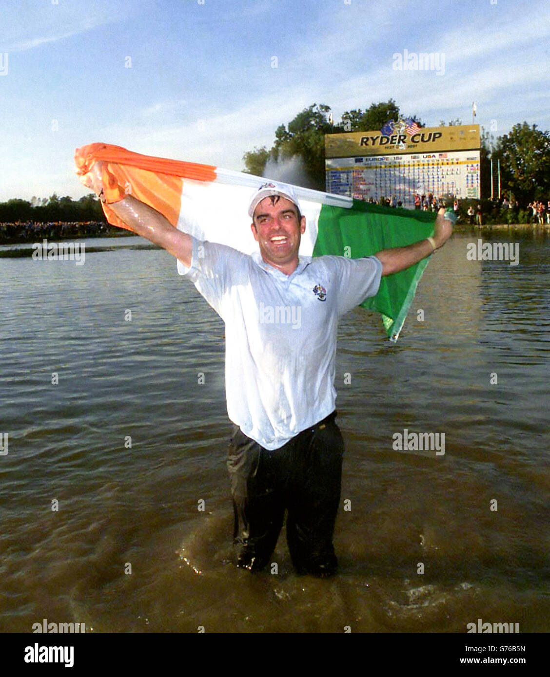 Europas Paul McGinley feiert im See, nachdem sein Putt den 34. Ryder Cup am Belfry in der Nähe von Sutton Coldfield gewonnen hat. Stockfoto