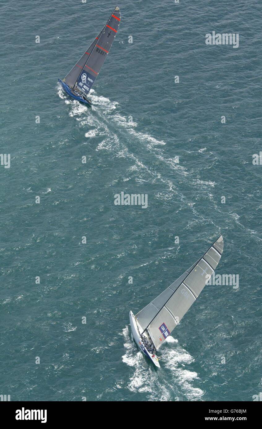 Das britische America's Cup-Team GBR Challenge an Bord von Wight Lightning (unten) bleibt nach der amerikanischen oneworld-Yacht USA-67 auf der ersten Aufwindstrecke bei ihrem Rennen im Hauraki-Golf vor Auckland, Neuseeland, zurück. Team GBR erlittenen eine 360-Grad-Elfmeterumdrehung, nachdem sie USA-67 am Start getroffen hatten und schließlich drei Minuten 22 Sekunden nach ihren Gegnern beendet hatten. Stockfoto