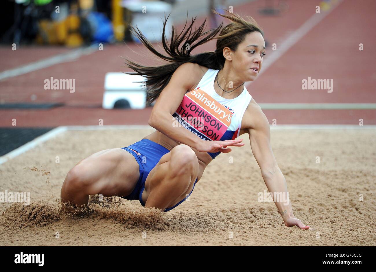 Katarina Johnson-Thompson auf dem Weg zum Sieg im Women's Long Jump, während der Sainsbury's British Championships im Alexander Stadium, Birmingham. Stockfoto