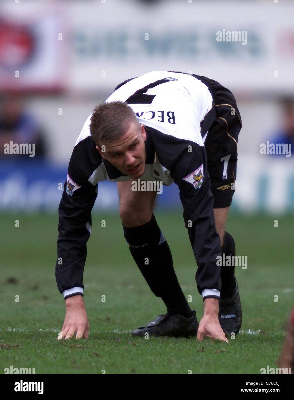 David Beckham von Manchester United kommt auf die Beine, nachdem er während des Spiels der Barclaycard Premiership gegen Charlton am Valley Ground einen Schlag auf den Knöchel erhalten hat. Manchester United gewann das Spiel mit 2:0. Stockfoto