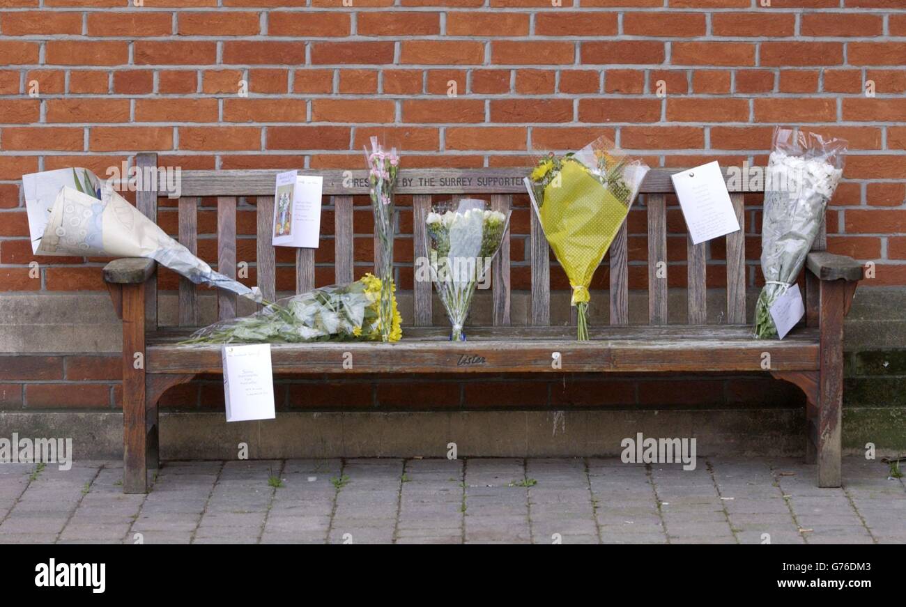 Blumen-Tribute im Oval, Surrey's County Cricket Ground, im Süden Londons, in Erinnerung an Surrey und England Spieler Ben Hollioake, der bei einem Verkehrsunfall in der letzten Nacht getötet wurde. Stockfoto