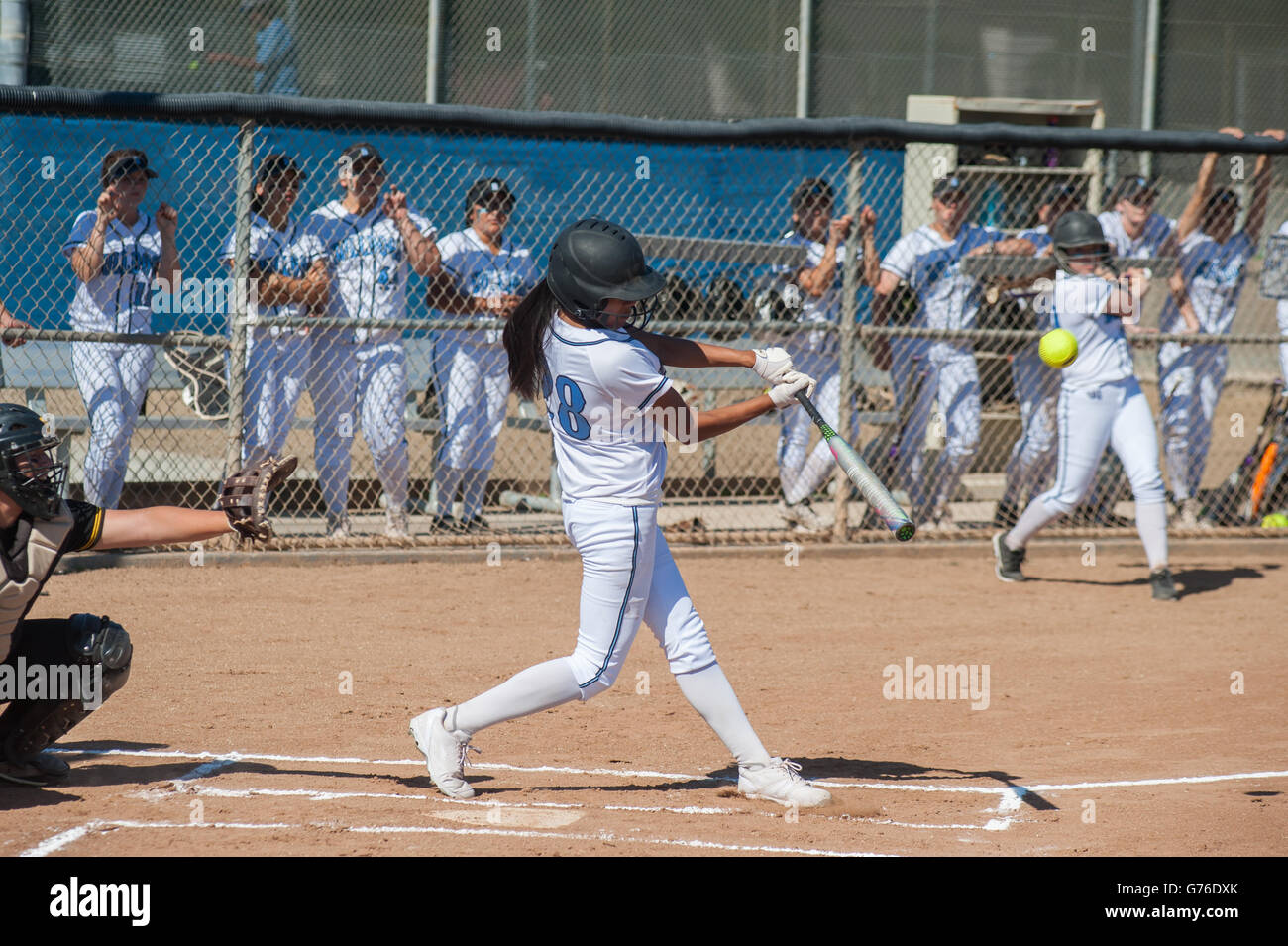 Philippinische Softball-Spieler, die Kollision mit einem Fly ball Stockfoto