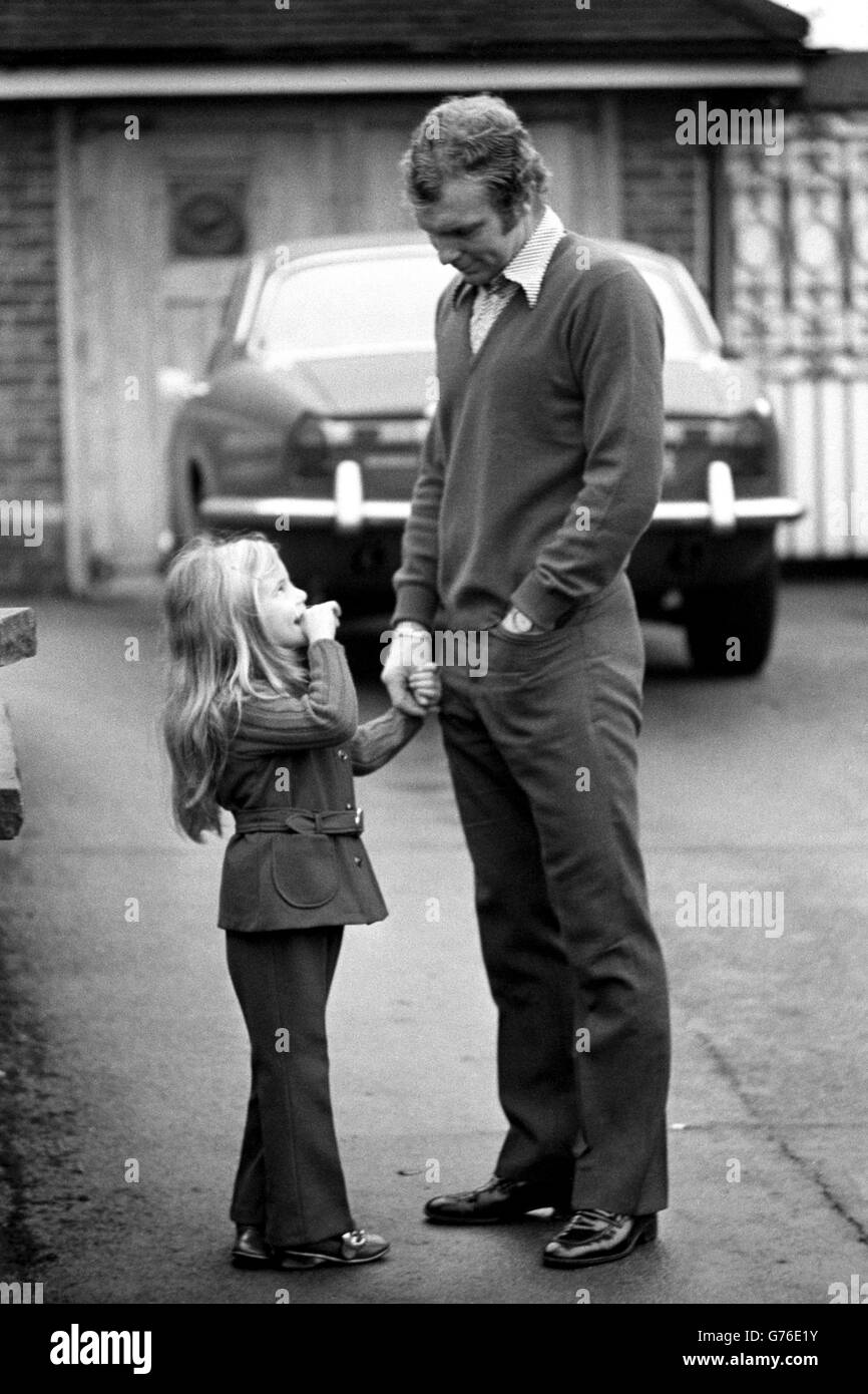 West Ham Kapitän Bobby Moore mit seiner Tochter Roberta, 5. Er wurde aus der Tagesmannschaft, die im Arsenal spielte, fallen gelassen. Stockfoto