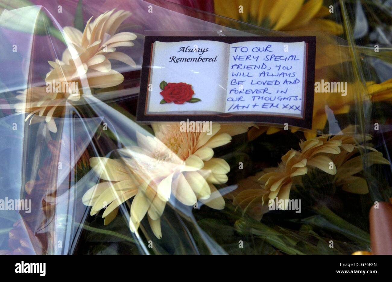 Eine Botschaft, die Blumengebete im Oval, Surreys County Cricket Ground, im Süden Londons, begleitet, zum Gedenken an den Surrey und den englischen Spieler Ben Hollioake, der nach einem Verkehrsunfall in Westaustralien getötet wurde. Stockfoto