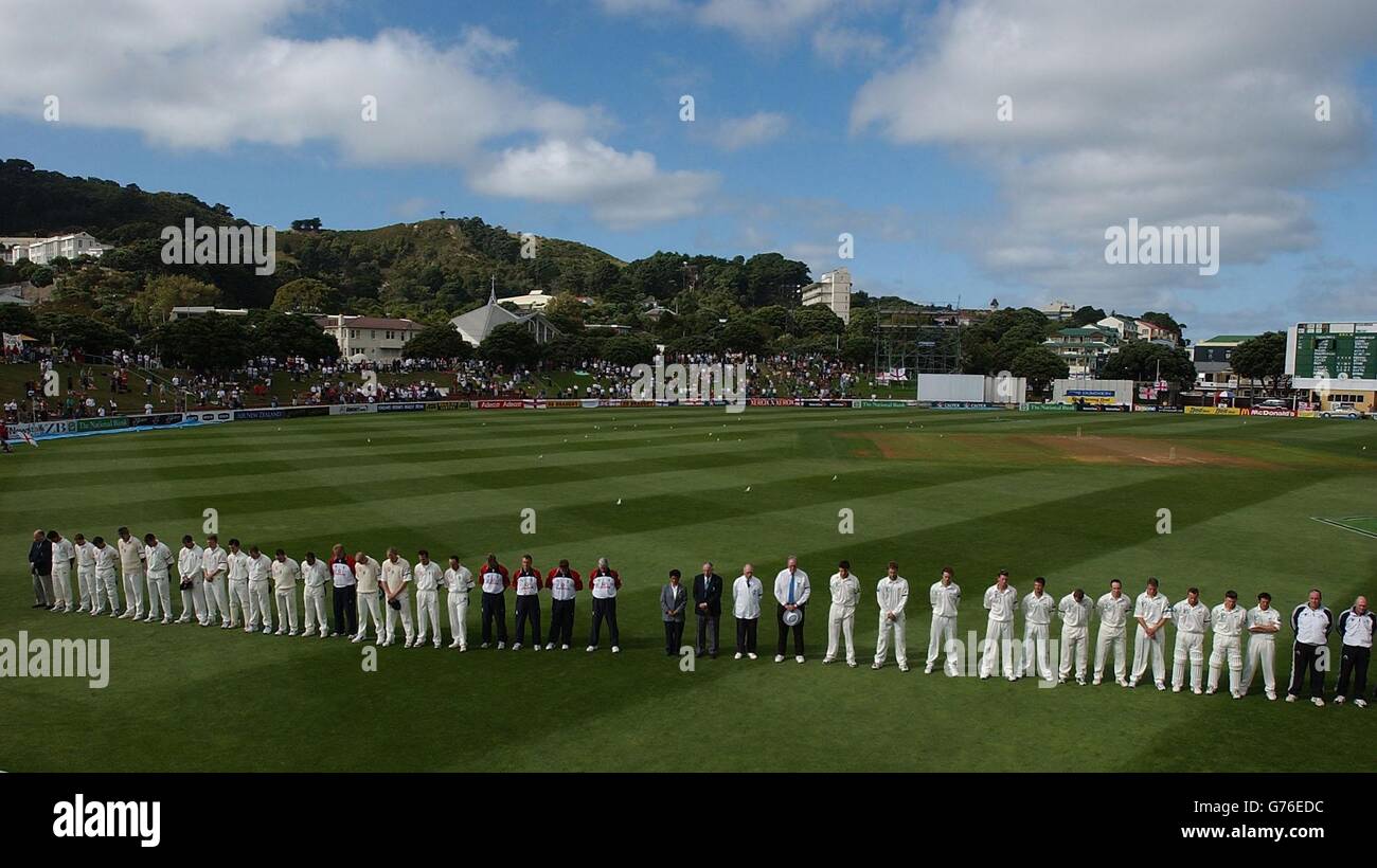 Englische und neuseeländische Cricketspieler, Teamleitung und Schiedsrichter stehen vor dem vierten Tag ihres aktuellen Testspieles im Basin Reserve, Wellington, still in Erinnerung an England und den Surrey-Cricketer Ben Hollioake. Ben wurde bei einem Autounfall in Australien getötet. Stockfoto