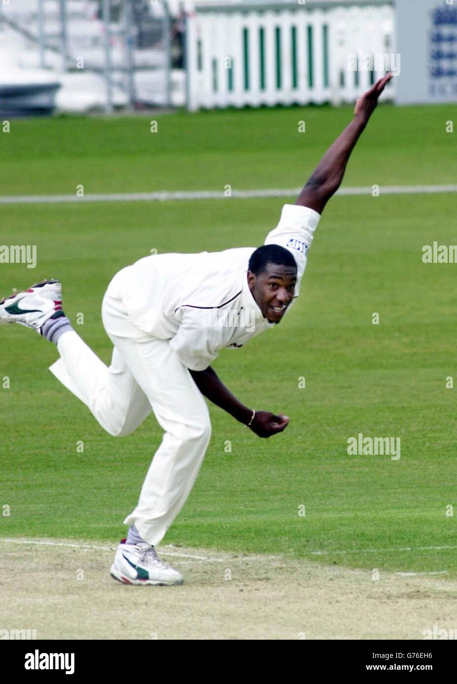 Alex Tudor aus Surrey, Bowling im Frizzell County Championship Match gegen Sussex im Oval. Stockfoto