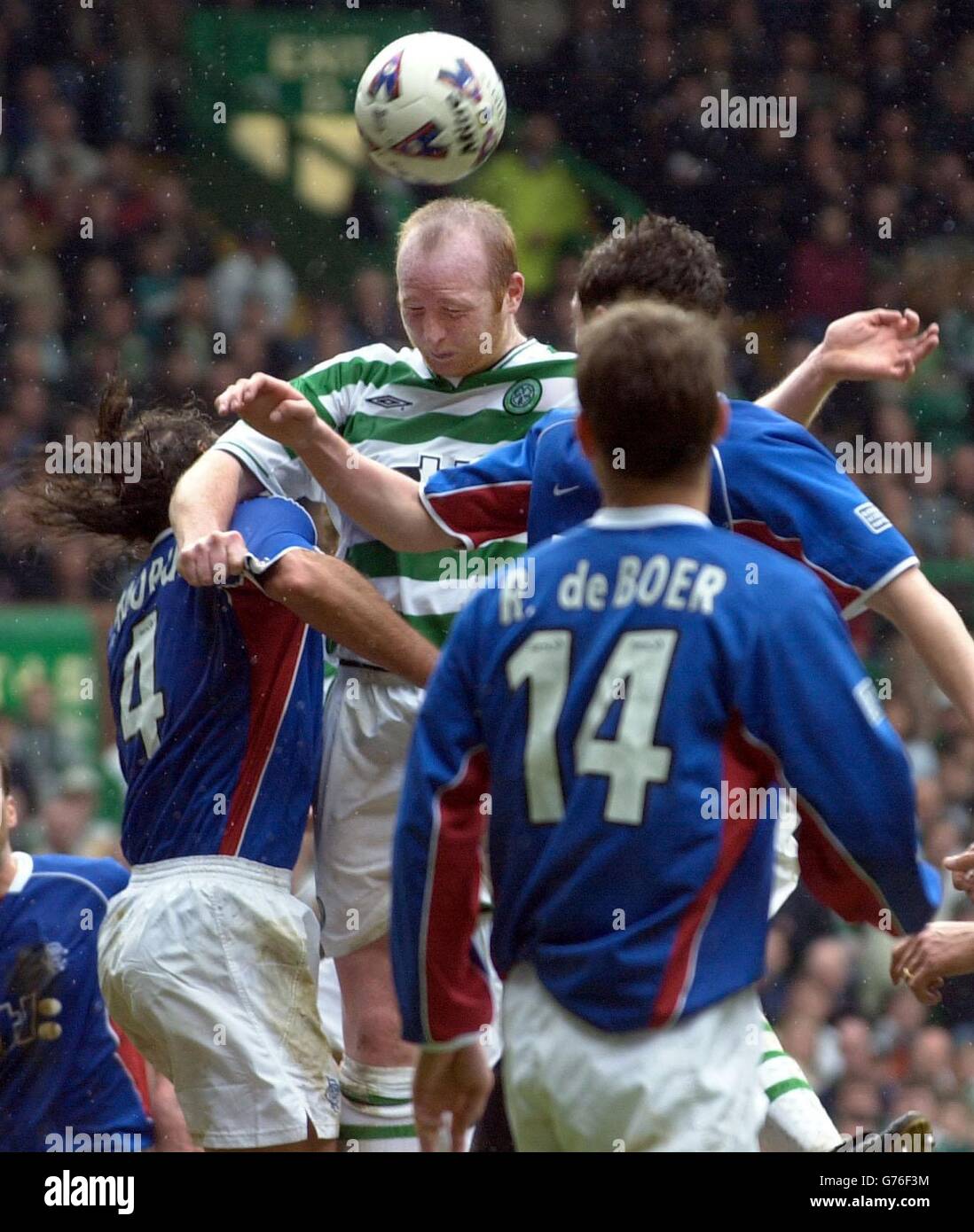 John Hartson (Mitte) von Celtic führt den Ball in Richtung Tor, kurz bevor das Spiel in eine Schlägerei mündet, während die Spieler in den letzten Minuten des heutigen Old Firm-Spiels in der Bank of Scotland Premier League im Celtic Park-Stadion in Glasgow gegen das Tor kämpfen. Stockfoto